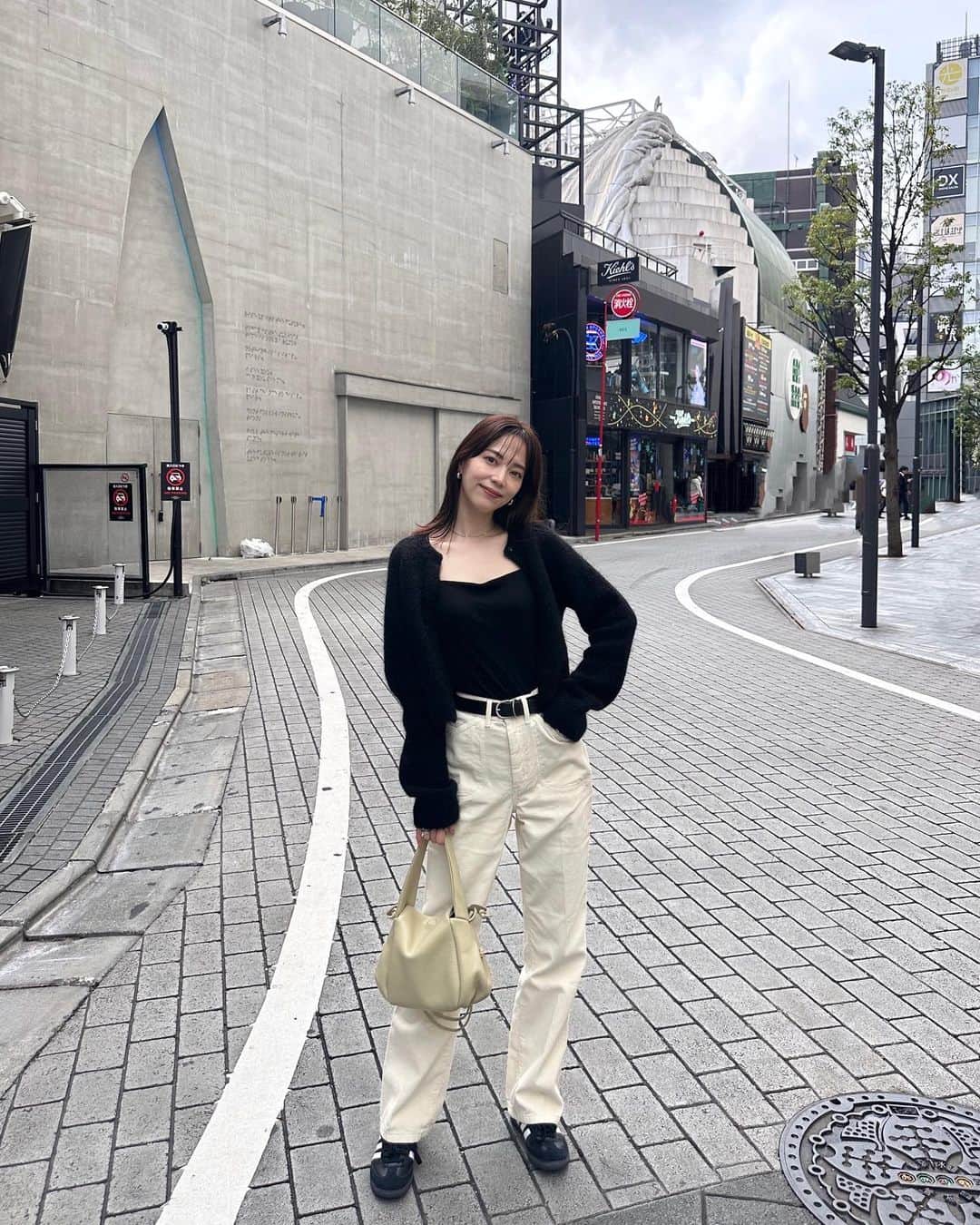 佐藤優里亜のインスタグラム：「SHIBUYA パルコでやってるPOPUP行って @beyondthevinesjapan タイ料理食べた日🤭🇹🇭✨  カジュアルモノトーンな気分だった🤍🖤」