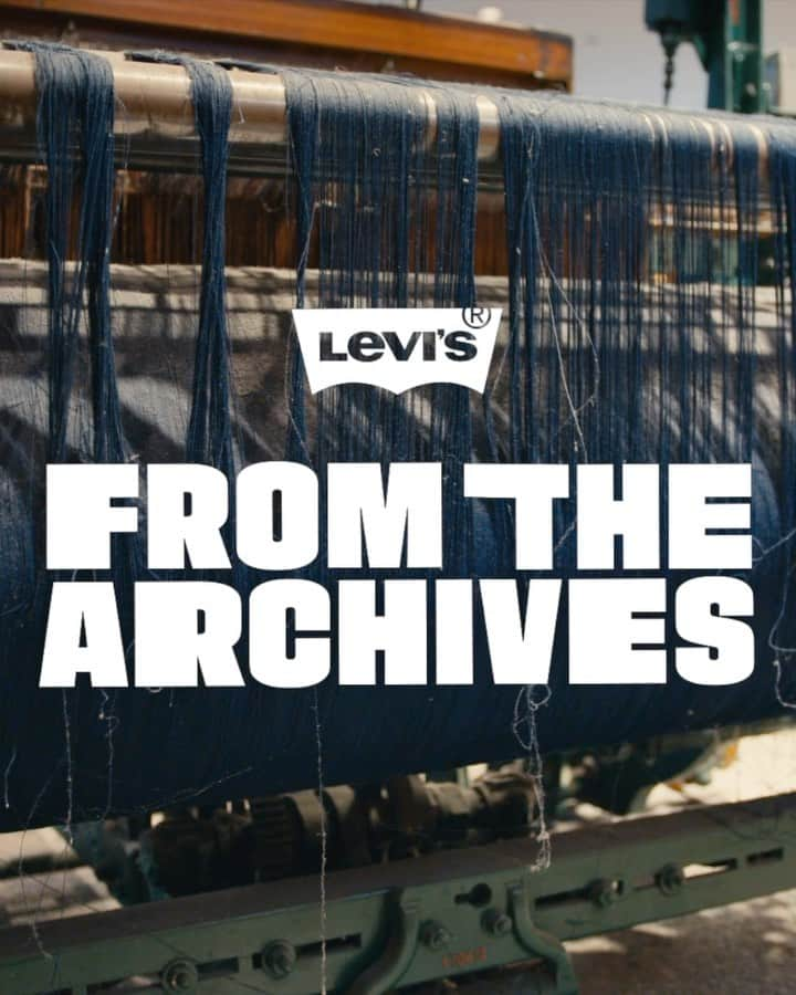 Levi's Japanのインスタグラム：「FROM THE ARCHIVE  リーバイス®のアーカイブ室から : 501®セルビッジデニムとシャトル織機   リーバイ・ストラウス社は1873年、最初の501®ジーンズのために、ニューハンプシャー州マンチェスターのアモスケイグ・マニュファクチャリング・カンパニーからデニムを調達しました。最盛期のアモスケーグは、1日に8キロメートル以上の織物を生産する世界最大の織物メーカーでした。  1915年頃にリーバイ・ストラウス社は、ノースカロライナ州グリーンズボロにあるコーンミルズ社からデニムを調達し始めます。1927年には、コーンミルズ社がセルビッチに赤いラインが入ったLevi’s®専用のデニムを開発しました。  1983年になると、コーンミルズは効率が良い近代的な幅広織機を導入。これによりデニムの生産量を倍増させ、結果的にシャトル織機は使われなくなっていきました。しかし今、このシャトル織機にまた注目が集まっています。  現在、リーバイス®では、Levi's® Vintage Clothingの復刻モデルやMade in Japanコレクションなど、伝統的な細幅のシャトル織機で織られたセルビッジデニムコレクションを継続して展開しています。 特に日本では"赤耳"とよばれ、プレミアムデニムシリーズの代表的なディテールとして親しまれています。  #levisvintaheclothing #150yearsof501  #levis #levis501 #リーバイス #リーバイス501 #Levis #リーバイス #madeinjapan🇯🇵 #メイドインジャパン」