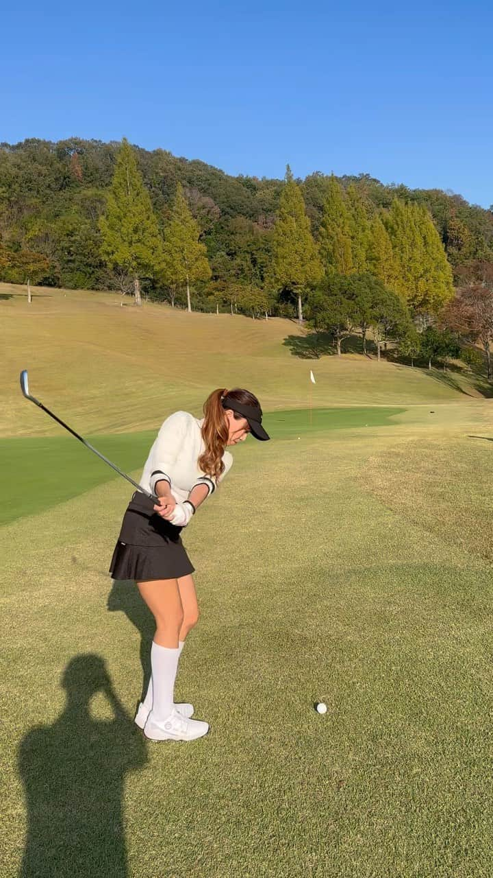 とくさきのインスタグラム：「めちゃくちゃ珍しいアプローチ動画⛳️🤍 三日月最終ロングの4打目です😌 残り35yardsくらいのアプローチだったんだけど、いい感じに寄ってくれてPAR獲得💕🫶 . 私はショットがへなちょこだから、アプローチとかパターで頑張るしかないのです！ #ゴルフ#ゴルフ女子#golf#golfgirl#golfswing#ゴルフスイング#sports#スポーツ#スポーツ女子#골프#골프여자#尔夫球#高尔夫#ゴルフウェア#golfwear#アプローチ#寄せワン」