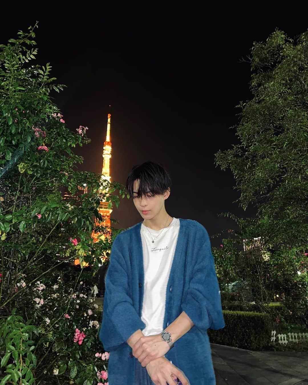 石川悠人さんのインスタグラム写真 - (石川悠人Instagram)「blue cardigan💙  カーディガン似合ってますか？ あまり着てこなかったから今年の冬からいっぱい着る！ ・ ・ ・ #cardigan #tokyo #tokyntower」11月6日 20時03分 - hitoharu_0319