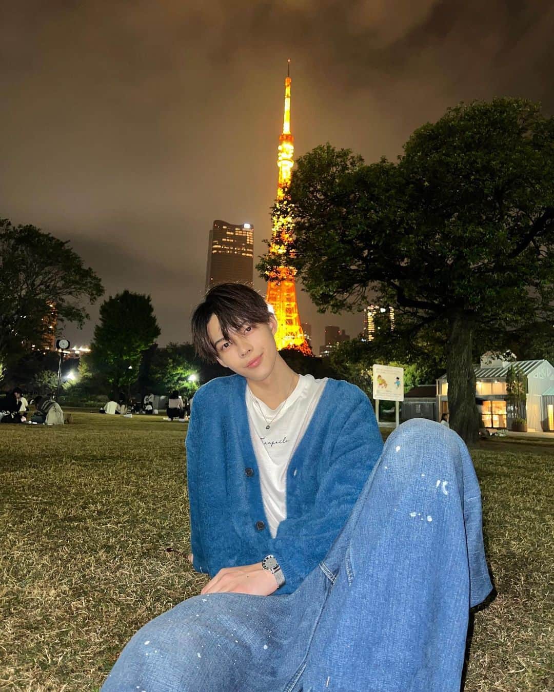 石川悠人さんのインスタグラム写真 - (石川悠人Instagram)「blue cardigan💙  カーディガン似合ってますか？ あまり着てこなかったから今年の冬からいっぱい着る！ ・ ・ ・ #cardigan #tokyo #tokyntower」11月6日 20時03分 - hitoharu_0319