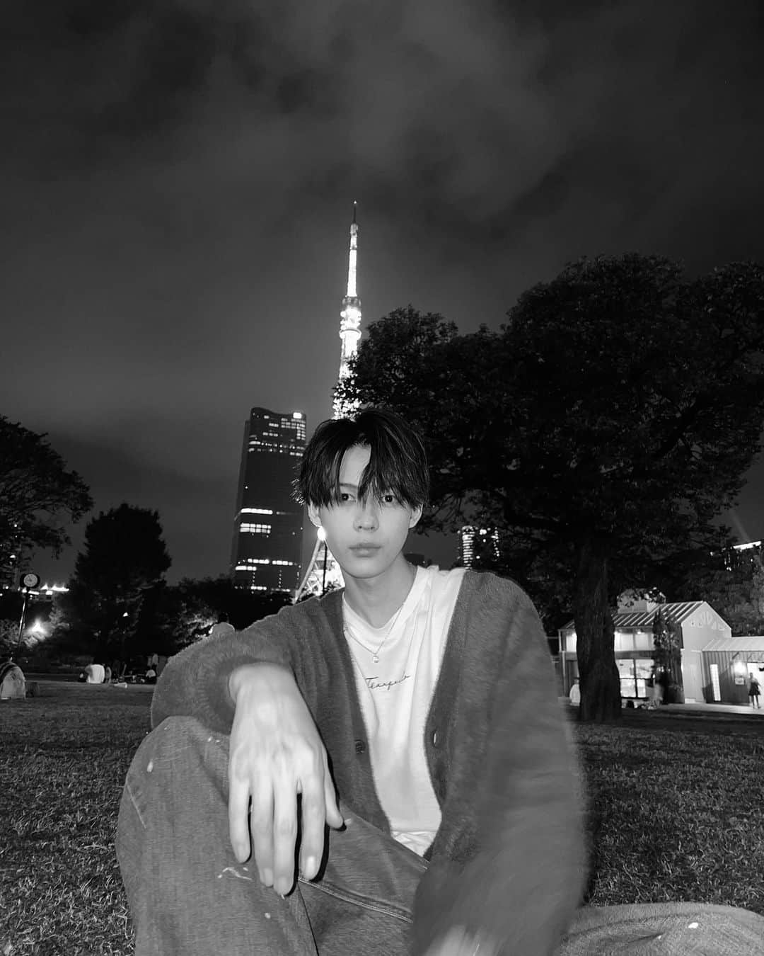石川悠人さんのインスタグラム写真 - (石川悠人Instagram)「blue cardigan💙  カーディガン似合ってますか？ あまり着てこなかったから今年の冬からいっぱい着る！ ・ ・ ・ #cardigan #tokyo #tokyntower」11月6日 20時03分 - hitoharu_0319