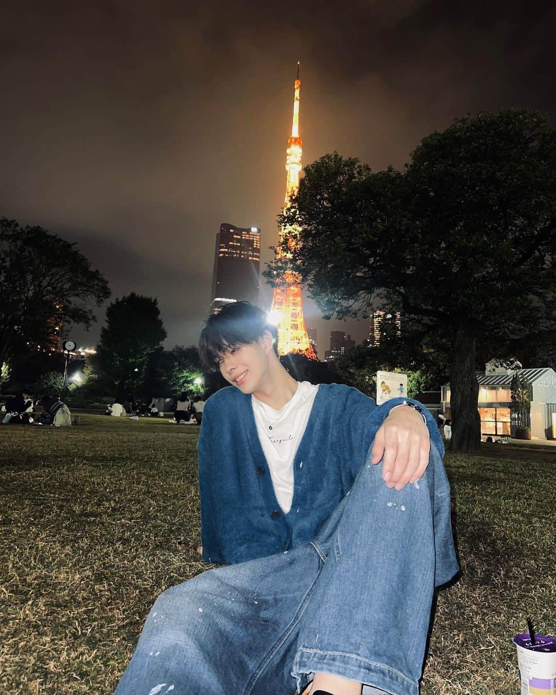 石川悠人さんのインスタグラム写真 - (石川悠人Instagram)「blue cardigan💙  カーディガン似合ってますか？ あまり着てこなかったから今年の冬からいっぱい着る！ ・ ・ ・ #cardigan #tokyo #tokyntower」11月6日 20時03分 - hitoharu_0319