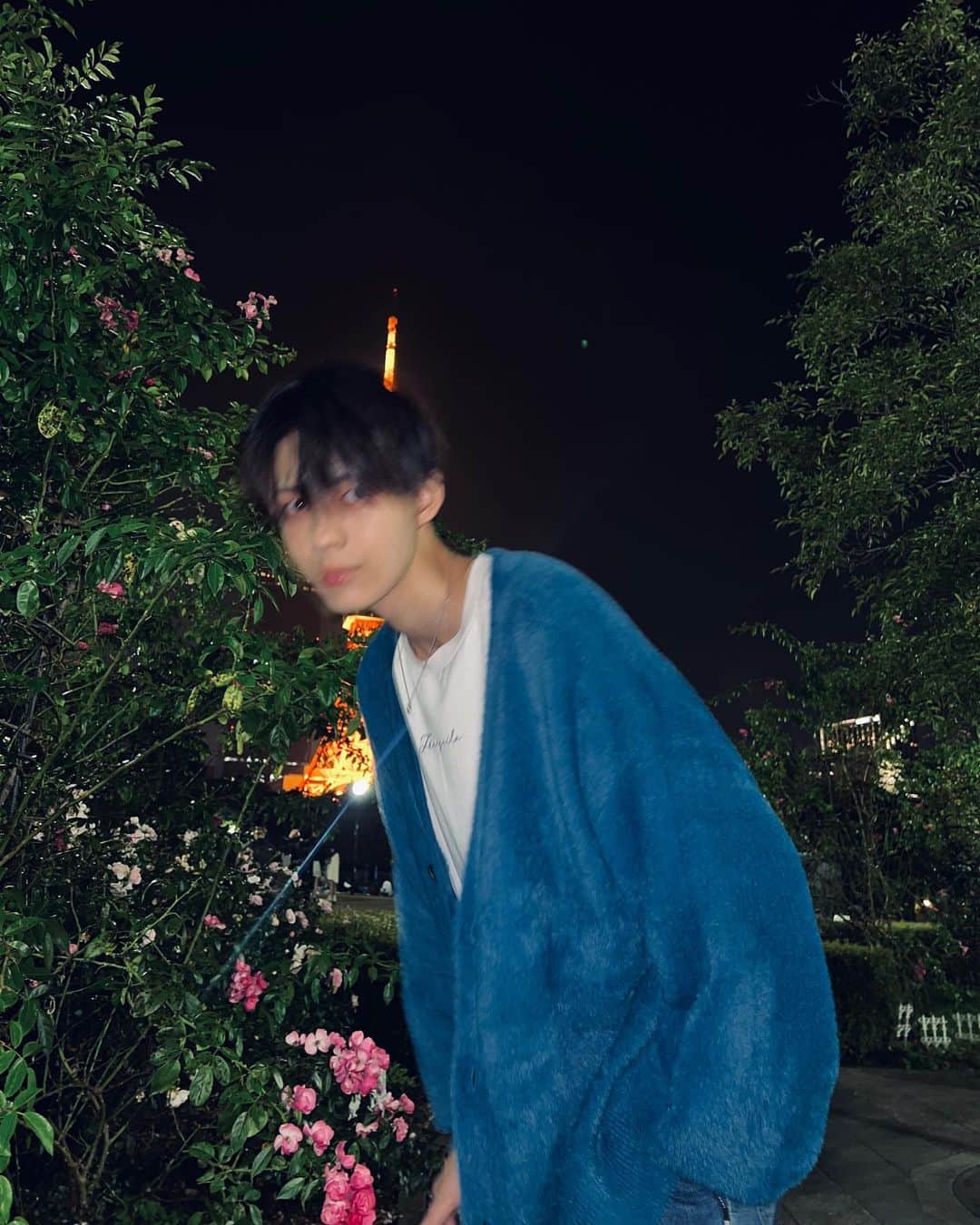 石川悠人さんのインスタグラム写真 - (石川悠人Instagram)「blue cardigan💙  カーディガン似合ってますか？ あまり着てこなかったから今年の冬からいっぱい着る！ ・ ・ ・ #cardigan #tokyo #tokyntower」11月6日 20時03分 - hitoharu_0319