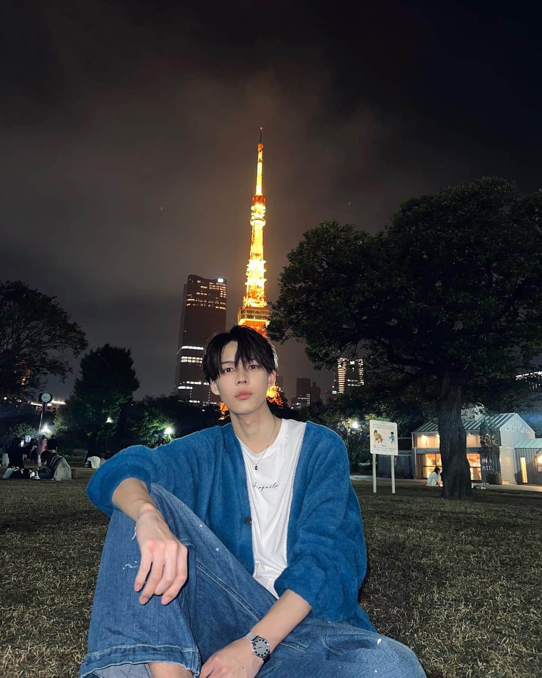 石川悠人さんのインスタグラム写真 - (石川悠人Instagram)「blue cardigan💙  カーディガン似合ってますか？ あまり着てこなかったから今年の冬からいっぱい着る！ ・ ・ ・ #cardigan #tokyo #tokyntower」11月6日 20時03分 - hitoharu_0319