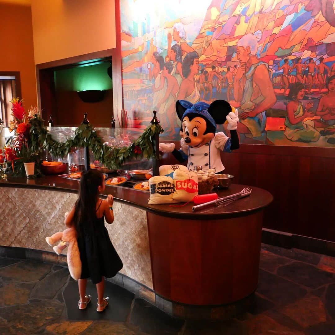 岡田美季さんのインスタグラム写真 - (岡田美季Instagram)「love you❤️とみんなに伝えてた☺︎ やっぱりマカヒキの朝食はマスト。 朝食中に何度もキャラクターが会いに来てくれる贅沢な時間。 ホテルを予約して予約がオープンする1ヶ月前に予約🥞 座ってても来てくれるのに嬉しくて嬉しくてイスからすぐ飛び出して行っちゃう💭 この様子を見てるのが幸せで右手にカメラ左手には携帯と大忙し🎞️ #hawaii #aulani #aulanidisneyresort #ハワイ #ハワイ旅行 #アウラニ #アウラニディズニー」11月6日 20時03分 - mikiokada0225