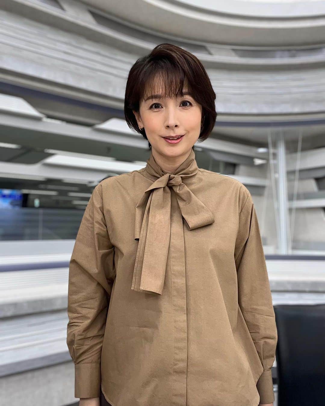 野村真季のインスタグラム：「ANNニュース 着用衣装  1〜3枚目 11/1 午後ニュース  4〜6枚目 10/30  昼ニュース  #テレビ朝日 #アナウンサー #アナウンサー衣装 #ootd #40代コーデ #40代ファッション #50代ファッション #大人コーデ #大人ファッション  #野村真季」