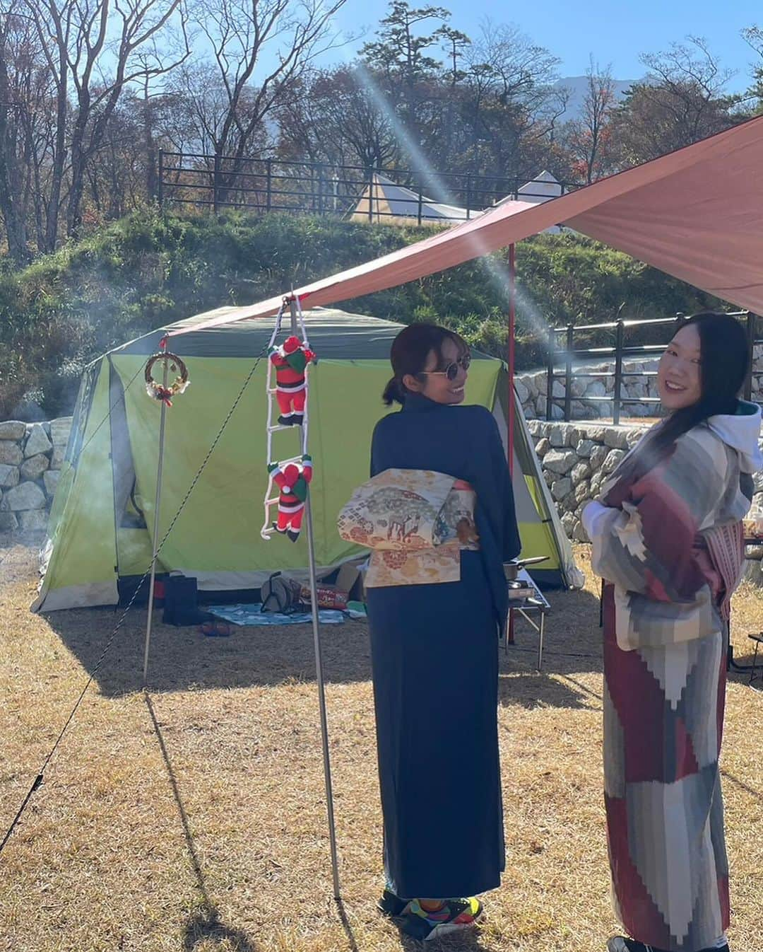 エマ中岡優姫さんのインスタグラム写真 - (エマ中岡優姫Instagram)「着物でキャンプ🏕️ 去年からしたかったんだよねー✨ てか松ぼっくりの焚き火🔥 素敵だわ〜❤️ サニ坊と保育所の帰りに たくさん拾ったんだよん🥳 #着物  #camping  #大山  #松ぼっくり  #キャンプ  #サニ坊とエママのキャンプ  #サニ坊とエママの旅  #男の子ママ」11月6日 19時55分 - emma__yun