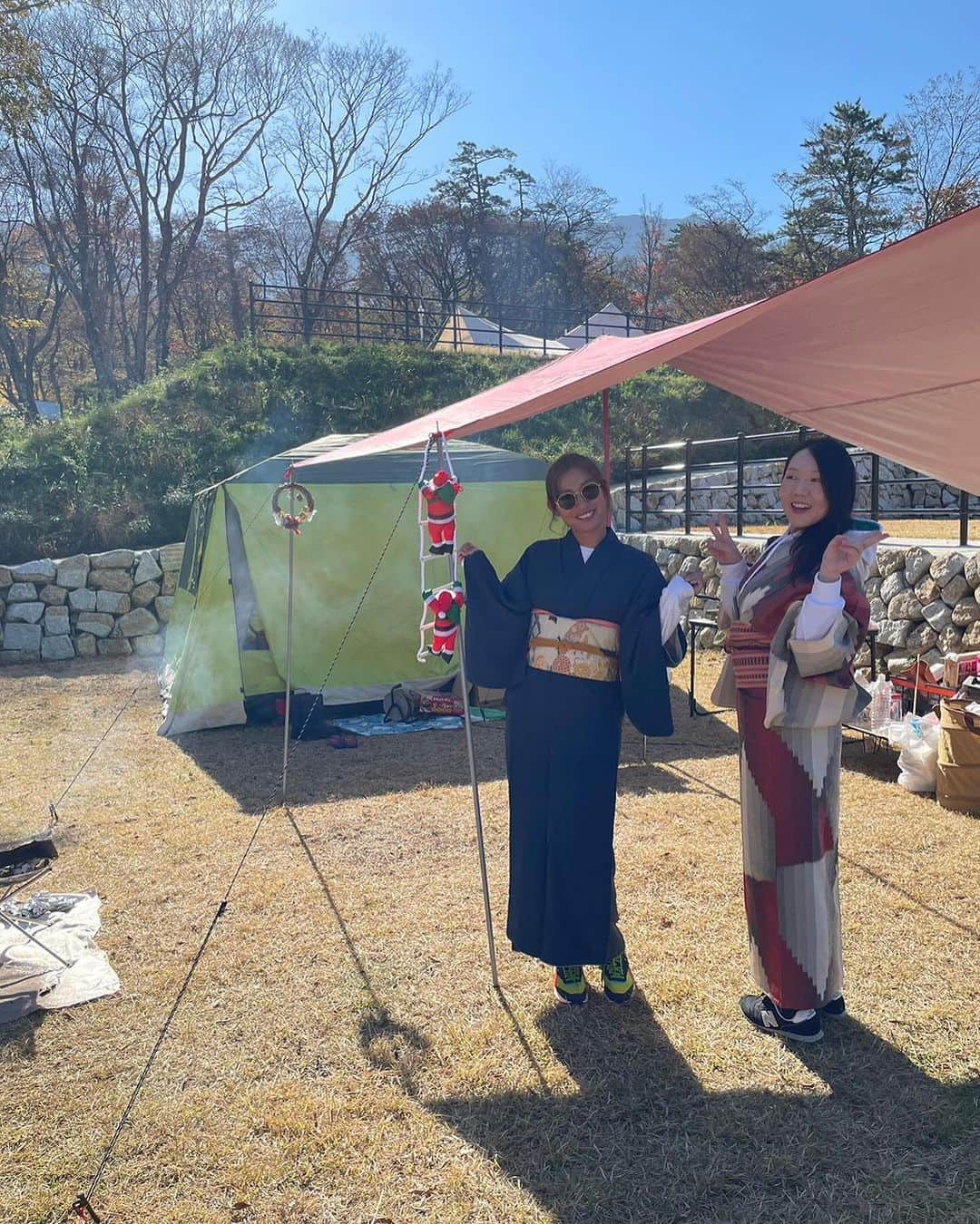 エマ中岡優姫さんのインスタグラム写真 - (エマ中岡優姫Instagram)「着物でキャンプ🏕️ 去年からしたかったんだよねー✨ てか松ぼっくりの焚き火🔥 素敵だわ〜❤️ サニ坊と保育所の帰りに たくさん拾ったんだよん🥳 #着物  #camping  #大山  #松ぼっくり  #キャンプ  #サニ坊とエママのキャンプ  #サニ坊とエママの旅  #男の子ママ」11月6日 19時55分 - emma__yun