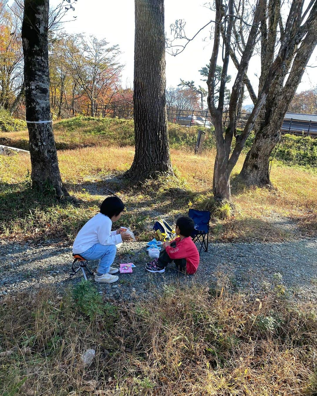 エマ中岡優姫さんのインスタグラム写真 - (エマ中岡優姫Instagram)「着物でキャンプ🏕️ 去年からしたかったんだよねー✨ てか松ぼっくりの焚き火🔥 素敵だわ〜❤️ サニ坊と保育所の帰りに たくさん拾ったんだよん🥳 #着物  #camping  #大山  #松ぼっくり  #キャンプ  #サニ坊とエママのキャンプ  #サニ坊とエママの旅  #男の子ママ」11月6日 19時55分 - emma__yun