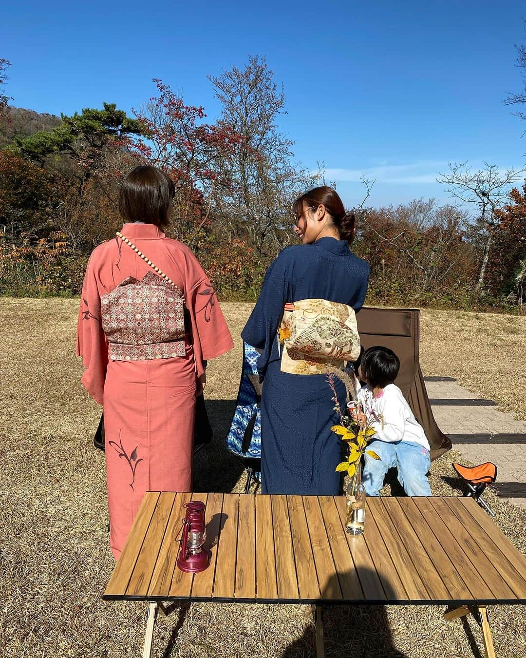 エマ中岡優姫さんのインスタグラム写真 - (エマ中岡優姫Instagram)「着物でキャンプ🏕️ 去年からしたかったんだよねー✨ てか松ぼっくりの焚き火🔥 素敵だわ〜❤️ サニ坊と保育所の帰りに たくさん拾ったんだよん🥳 #着物  #camping  #大山  #松ぼっくり  #キャンプ  #サニ坊とエママのキャンプ  #サニ坊とエママの旅  #男の子ママ」11月6日 19時55分 - emma__yun