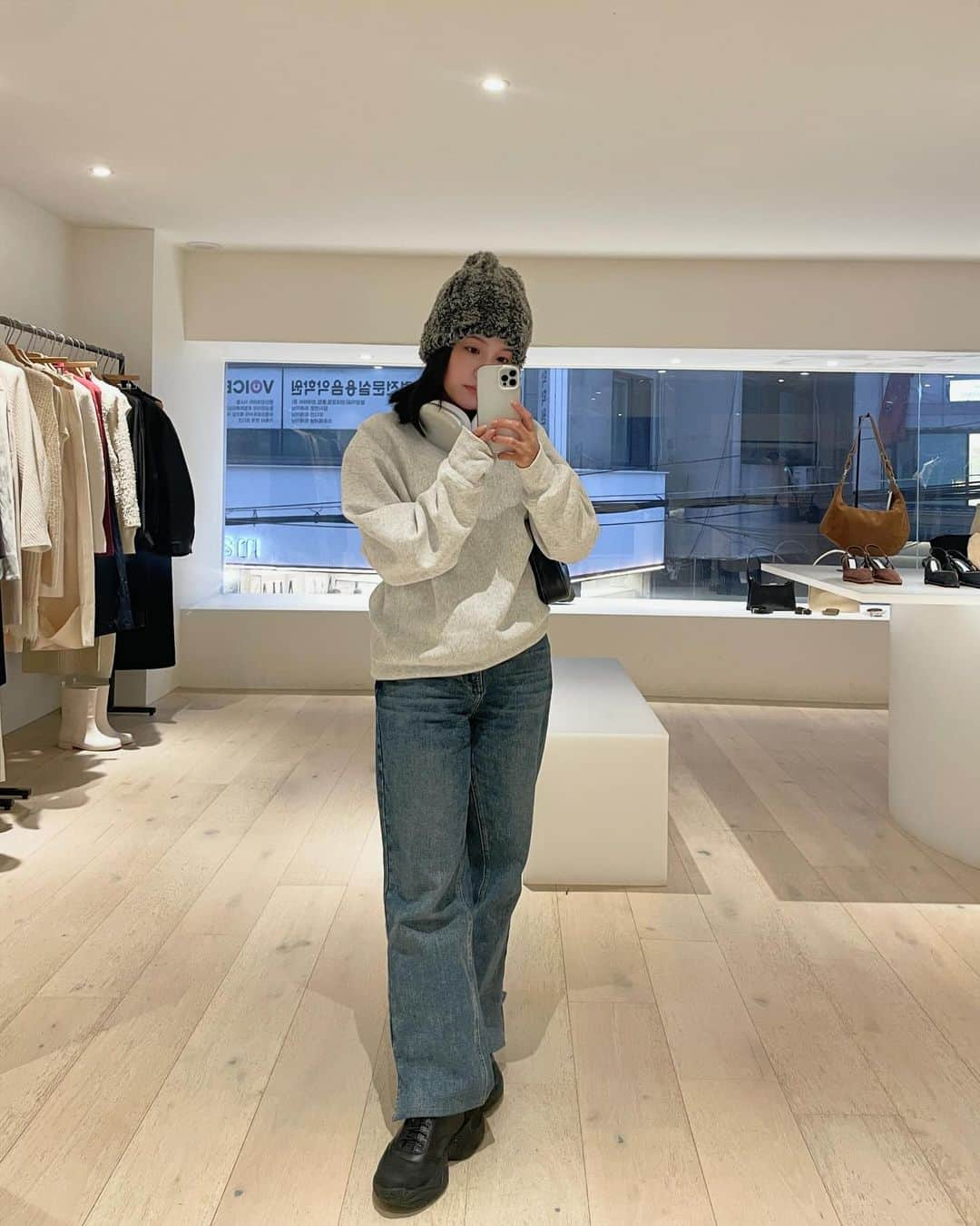 Lilmeさんのインスタグラム写真 - (LilmeInstagram)「비오는 날의 홍대🌧️  今日はホンデに行ってきました。 昨日まで暑かった韓国が嘘みたいにめっちゃ寒い。  風も強いし、風も強いし全身びちょびちょ。笑 震えながら行動してました笑  たまたま韓国に @moemiito がいて一緒にいろんなお店みたりカフェ行って楽しかった〜！ 現地集合、現地解散のもえみんは相変わらずかっこよかったです！笑  久しぶりの韓国。全てに懐かしさを感じる〜  韓国語わからずに1人でよくホンデに行ってた自分が懐かしい。。今は色々話が出来るようになったから本当嬉しい。泣 明日は狎鴎亭らへんに行ってきます！  何か韓国で見たいものがあれば是非リクエストください^ ^  #韓国#韓国旅行#韓国グルメ#韓国カフェ #korea#koreatravel#맞집추천#홍대#홍대카페」11月6日 19時57分 - lilme_official