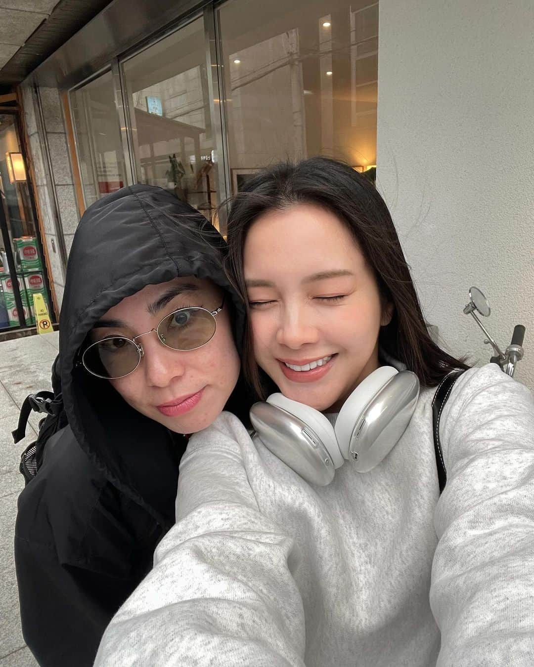 Lilmeさんのインスタグラム写真 - (LilmeInstagram)「비오는 날의 홍대🌧️  今日はホンデに行ってきました。 昨日まで暑かった韓国が嘘みたいにめっちゃ寒い。  風も強いし、風も強いし全身びちょびちょ。笑 震えながら行動してました笑  たまたま韓国に @moemiito がいて一緒にいろんなお店みたりカフェ行って楽しかった〜！ 現地集合、現地解散のもえみんは相変わらずかっこよかったです！笑  久しぶりの韓国。全てに懐かしさを感じる〜  韓国語わからずに1人でよくホンデに行ってた自分が懐かしい。。今は色々話が出来るようになったから本当嬉しい。泣 明日は狎鴎亭らへんに行ってきます！  何か韓国で見たいものがあれば是非リクエストください^ ^  #韓国#韓国旅行#韓国グルメ#韓国カフェ #korea#koreatravel#맞집추천#홍대#홍대카페」11月6日 19時57分 - lilme_official