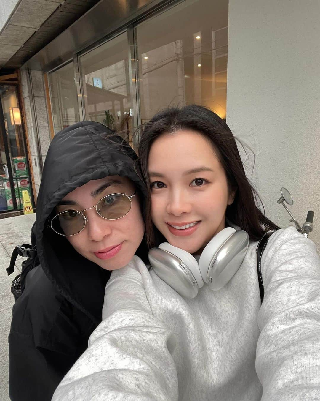 Lilmeさんのインスタグラム写真 - (LilmeInstagram)「비오는 날의 홍대🌧️  今日はホンデに行ってきました。 昨日まで暑かった韓国が嘘みたいにめっちゃ寒い。  風も強いし、風も強いし全身びちょびちょ。笑 震えながら行動してました笑  たまたま韓国に @moemiito がいて一緒にいろんなお店みたりカフェ行って楽しかった〜！ 現地集合、現地解散のもえみんは相変わらずかっこよかったです！笑  久しぶりの韓国。全てに懐かしさを感じる〜  韓国語わからずに1人でよくホンデに行ってた自分が懐かしい。。今は色々話が出来るようになったから本当嬉しい。泣 明日は狎鴎亭らへんに行ってきます！  何か韓国で見たいものがあれば是非リクエストください^ ^  #韓国#韓国旅行#韓国グルメ#韓国カフェ #korea#koreatravel#맞집추천#홍대#홍대카페」11月6日 19時57分 - lilme_official