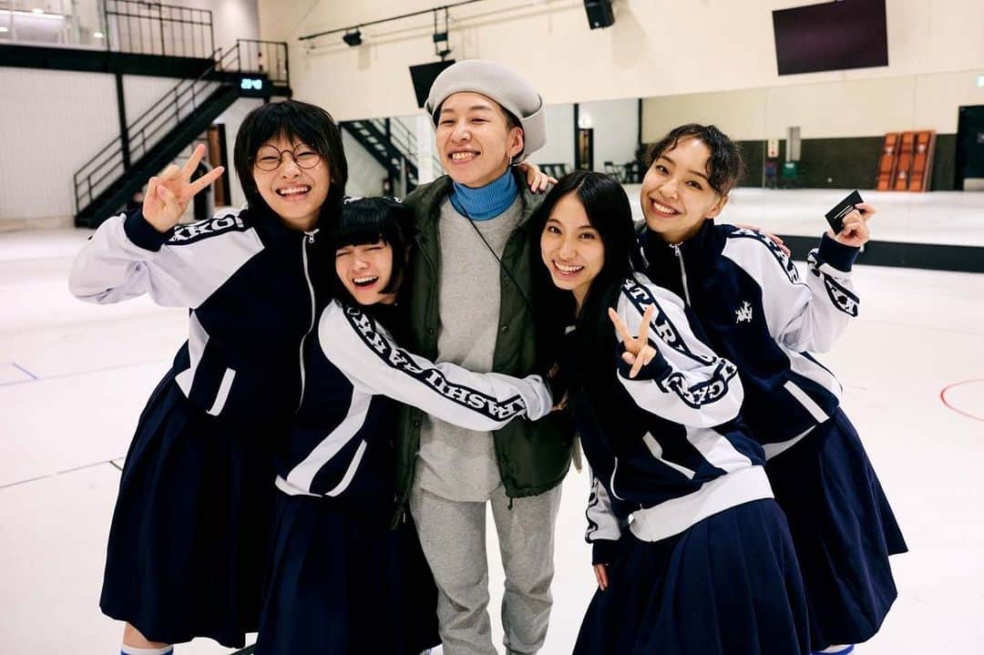 新しい学校のリーダーズのインスタグラム：「#HAMIDASHITEIKU at 東京体育館  DANCERS! 🔥 👯‍♂️👯 監修 : Zoo-Zoo 様 @zoozoojaywalker 🗯🗯  DANCERS & 偽物リーダーズ & Sniper 、たくさん変身しながら一緒に踊ってくれた9人。ありがとうございました🌠 (rliO,air,YU,SORa→N,HANA,NATSUKI,こいき,あやね,みこと)  photo by usamiryo #ATARASHIIGAKKO#新しい学校のリーダーズ」