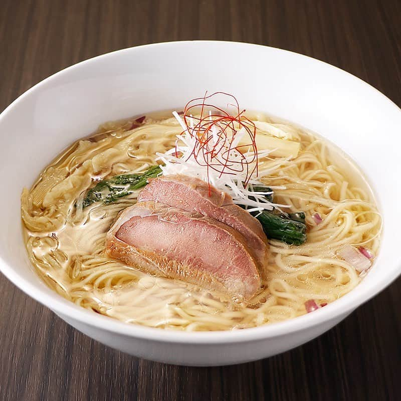 新横浜ラーメン博物館(ramen museum)のインスタグラム：「＼11月7日・8日開催！／ ラー博倶楽部の日＠琉球新麺通堂  11月のラー博倶楽部会員限定メニューは、「琉球新麺 通堂」提供の、澄んだスープの中に鴨の旨みが溢れる「特製淡麗醤油鴨ラーメン」。 今が旬の鴨を使用し、通堂らしく優しい味わいの一品をご提供したいという想いから誕生したメニューです！ また、今月は抽選会の景品として、琉球新麺通堂の「ラーメンミニアクリルスタンド」が登場します。とてもカワイイですよ！  【メニュー名】 ・特製淡麗醤油鴨ラーメン　1,180円 ・特製淡麗醤油鴨ラーメン チャーシュー増し　1,400円 （チャーシュー増しは、鴨チャーシューが2枚追加されます）  今が旬の鴨を使用し、通堂らしく優しい味わいの一品をご提供したいという想いから誕生したメニューです。極上の鴨スープを際立たせるため、「ぬちまーす」をはじめとする沖縄の塩、数種類の醤油を厳選。透き通った優しい味わいのスープに仕上げました。 鴨チャーシュー、穂先メンマ、ホウレンソウといった具材もスープに調和しています。  【ご注意事項】 ・杯数限定のため売り切れになる場合がございます。予めご了承ください。 ・ご利用の際は店頭にてラー博倶楽部カードをご提示ください。 ・当メニューは、ラー博倶楽部会員様とそのお連れ様もご利用いただけます。 ・まるかじりクーポンはご使用いただけません。 ・1,000円食券をご利用いただけます。 ・今後の情勢によっては営業時間が変更となる場合がございます。  【ラー博倶楽部会員限定メニュー提供時間】 ・2023年11月7日(火) 16:00～20:30L.O.（21:00閉店） ・2023年11月8日(水) 16:00～20:30L.O.（21:00閉店） ※上記時間内は、ラー博倶楽部会員限定メニューのみの営業を行います。  【一般営業時間】 ・2023年11月7日(火) 11:00～15:00L.O.（15:30閉店） ・2023年11月8日(水) 11:00～15:00L.O.（15:30閉店） ※上記時間内は、レギュラーメニューの提供を行う一般営業を行います。  イベントの詳細はコチラ ➡️ https://x.gd/IqXz2  #ラー博 #ラーメン博物館 #横浜 #新横浜 #新横浜ラーメン博物館 #ラーメン #ラーメン部 #ラーメン女子 #デート #ラー活 #ラーメンインスタグラム #ramen #raumen #ラー博倶楽部 #ラー博倶楽部の日 #通堂 #琉球新麺通堂 #鴨ラーメン #特製淡麗醤油鴨ラーメン #会員限定メニュー #ラーメンアクリルスタンド」