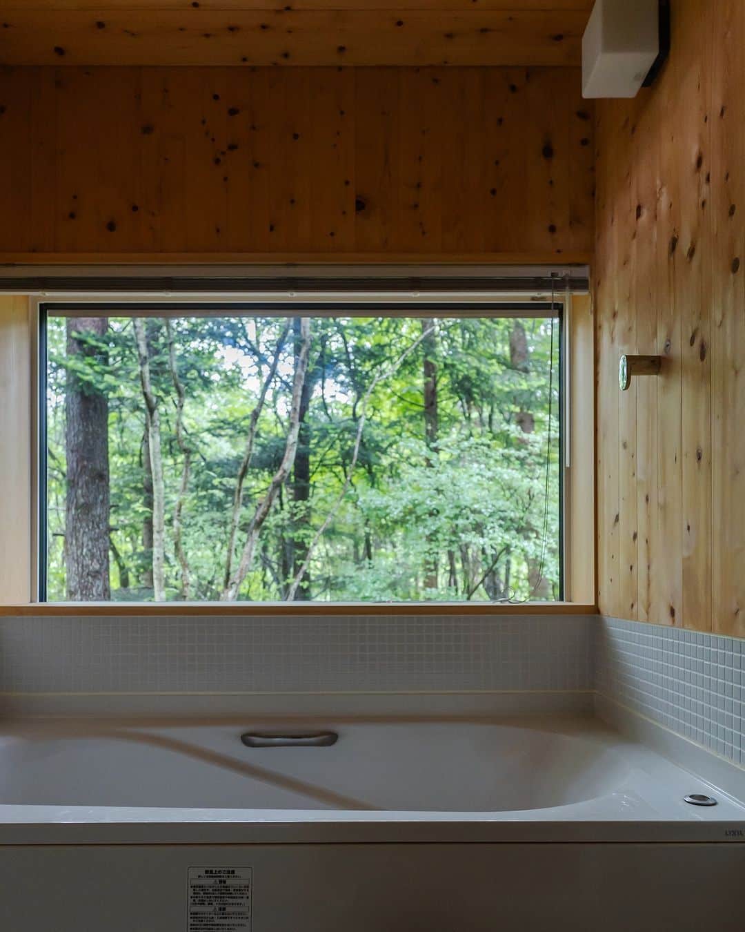 美し信州建設さんのインスタグラム写真 - (美し信州建設Instagram)「お風呂で楽しむ森林浴  森の中の静かな別荘地。 お風呂の時間も、森を近くに感じられるようにハーフユニットバスを採用。 大きなFIX窓は遠くまで連なる木々の景色を絵のように縁取ります。  設計：伊礼智設計室  【i-works1.0 森の中で暮らす】 --------------------------------------------  信州の街に、自然に、人に寄り添うロングライフデザインの住まい。 美しい本物の木の住まいをお届けします。  A Long Life Design home that harmonizes with nature and people in the towns of Shinshu. We deliver homes crafted from exquisite, authentic wood – residences that truly embrace the essence of nature and community.  -------------------------------------------- ▼最新のイベント情報や家づくりの事例は @utukusinshuu のURLからご覧いただけます。   #軽井沢町 #i_works #i_works_project #伊礼智 #伊礼智設計室 #ハーフユニットバス #FIX窓 #長野県工務店  #上田市工務店 #iworks #iworksproject #美し信州建設 #木の家 #自由設計 #注文住宅 #建築士とつくる家 #丁寧な暮らし」11月6日 20時00分 - utukusinshuu