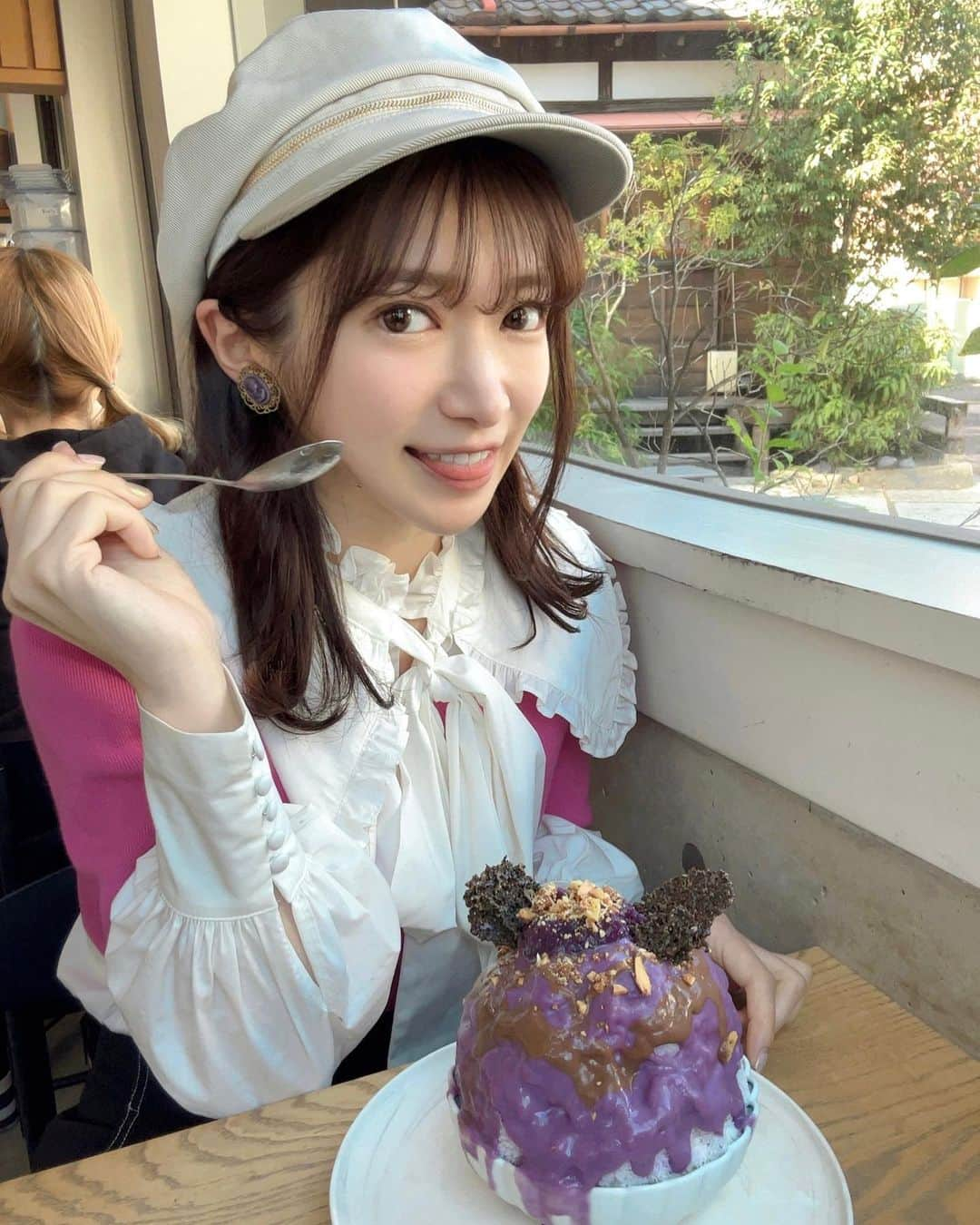 渚志帆のインスタグラム：「北千住『TSUJI』さん🍧  ＊おさつバター ＊紫芋 ＊ジンジャーブレッド  TSUJIさんの秋の香りを堪能しに🏃‍♀️💨 こりゃビジュアルからして既にやばし🤦‍♀️💫💫 ほうじ茶ベースの氷におさつバタークリームで意外にも甘すぎずすっきりと食べられて重くない！✨ サラッとかかったほろ苦いキャラメルソースが上手い具合に感じて丁度よく、トップのパリパリさつまいもチップスの食感も軽くて食べやすい😋 さつまいもも堪能していたら、中から味噌チーズとすりおろされたジンジャーでピリッときてこれがアクセントになり素晴らしい塩気🥹 これはッ、私のことを分かってらっしゃる氷ちゃんっ、、！恐れ多し...！！！ ほうじ茶ベースとさつまいもを合わせることって中々ないから、これこそTSUJIさんならではだなぁと感じました🍧 黒ごまチュイルが斬新に突き刺さった紫芋🍧🍠 色合いといい、ビジュアルといい、香りといい、ナッツのふりかかり具合といい、何もかもかわゆ🌈🌈 コーヒーミルクベースなんだけど、苦くないコーヒーの風味を感じるくらいの味☕️ 紫芋クリームが濃厚で甘み強めだけどマスカルポーネチーズクリームがまたもや素晴らしい塩気を出してらっしゃって、こちらでバランスがとれておられるッ 中からシルクスイート焼き芋がゴロンゴロン！ 意外にも紫芋餡が軽い食感で上品さを感じました🍀 チュイールやナッツの食感、かかっているチョコソースがビター感あり、味の変化もたくさん！！！ 最初の一口から最後の一口まで美味しかった🤤 ずっと気になってたジンジャーブレッド🍧 まだあったから良かった😭✨✨ ベースがチャイミルクベースで大好きなスパイス！ シナモンクランブルが甘い風味とマイルドな風味があってナッツキャラメリゼのコクがサックサクうんま😭✨ ジンジャーブレッドクリームの程よい甘さのジンジャー感と相性抜群でこりゃずっと食べていたいやつ... と思いながら食べていたら中から柿の登場😳！ この柿のまろやかな甘みがピリッとジンジャーに響いて自然な味変がまた素晴らしい😭✨ メープルゼリーやチーズクリームでまたもや甘さも加えられ、こりゃまたお口の中が学園天国やべえ一杯でした🍧✨ 予想外な組み合わせと斬新な味わいを楽しめるTSUJIさん流石な3杯でした🍧 美味しくご馳走様でした🙏✨」