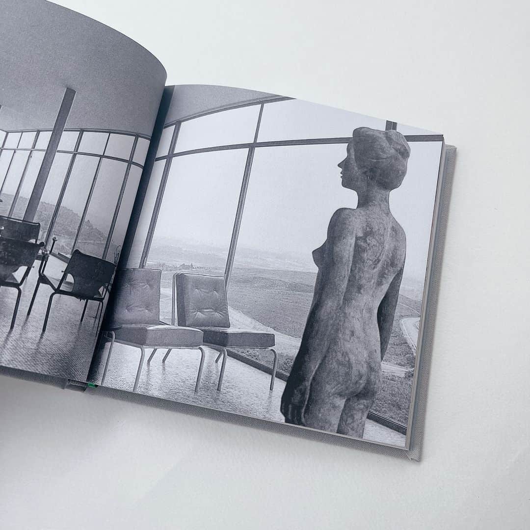 SPURさんのインスタグラム写真 - (SPURInstagram)「今年５月、サンパウロにある建築家Lina Bo BardiのCasa de Vidro（ガラスの家）でアートイベントを開催したボッテガ・ヴェネタ。こちらは、ドバイ、東京に続く文化交流プログラム「The Square」の最新版です✨ ブラジル文化を称えた11日間を本にまとめた、４冊セットの限定ボックスも出版されましたよ！  #ボッテガヴェネタ #bottegaveneta #TheSquare #シュプール12月号 #SPURmagazine #SPUR12月号」11月6日 20時00分 - spurmagazine