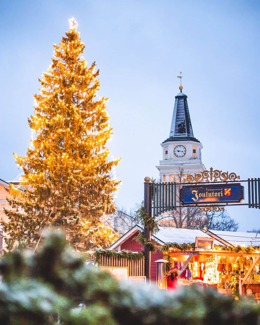 フィンランド政府観光局のインスタグラム：「【フィンランドのクリスマス情報🎄】 🎅今日はタンペレのクリスマスイベント情報をお届けします！  ✨タンペレのクリスマスマーケット 12月2～22日 タンペレの中央広場に、手工芸品やデザイン、ジュエリー、おいしいもの、おもちゃなどなど、様々なものを販売する小さな木造ブースが並びます。  🎄Tallipiha（タッリピハ）のクリスマス11月18日～12月23日 昔は厩舎だった美しい木造の建物の中にあるお店やカフェでクリスマスを楽しみましょう。敷地内にはクリスマスならではの小さなブースも並びます。  ✨Finlayson（フィンレイソン）エリアのクリスマス 11月25日～2024年1月6日 フィンレイソンエリアもクリスマスムードがあふれます。ポップアップショップ、クリスマスイルミネーション、クリスマスフェアでクリスマス気分が盛り上がります。  🎄Milavida（ミラヴィダ）パレスのクリスマス　11月18日～2024年1月7日 コンサートやガイド付きツアー、クリスマスデコレーションのワークショップなど体験できることが盛りだくさん。  ✨タンペレの一番美しいクリスマスウィンドウ 11月26日～12月24日 タンペレの街の中心で一番美しいクリスマスウィンドウの投票しましょう！街を歩いてお気に入りの窓を見つけて投票すると、ギフトカードの賞品がもらえるチャンスも！詳しくはウェブサイトのマップで。  🎄Doghill（ドッグヒル）クリスマス 11月26日～12月18日の間の土日、12月26～27日 サンタさん、サンタさんのお手伝いをするエルフたち、トナカイ、かわいい農場の動物に会いに行きましょう。Doghillのお店でクリスマスキャンディやギフトのショッピングも。  ✨Hämeenpuisto（ハメーンプイスト）のクリスマスマーケット 11月24～26日 タンペレの様々な地域からやってくる職人の手仕事や地産の食品を始めとするおいしいものが並びます。  🎄Designtoriクリスマスマーケット　12月3日 服やジュエリー、家庭用品、インテリア製品など、フィンランドデザインブランドが出店します。  📸 Laura Vanzo / @visittampereofficial   #visittampere #Tampere #タンペレ #クリスマス #クリスマスマーケット #VisitFinland #visitfinlandjp #フィンランド政府観光局 #フィンランド」