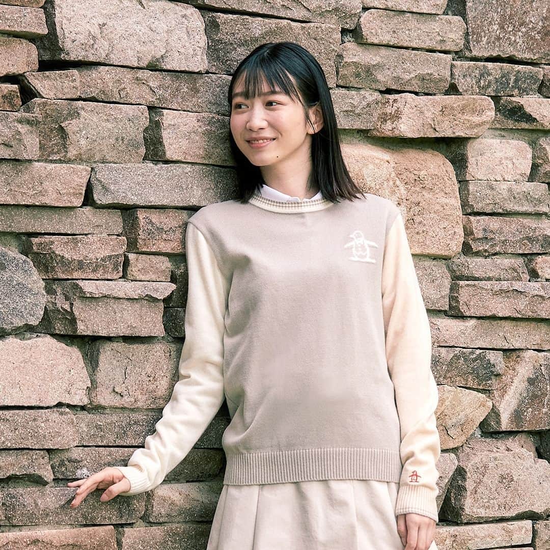 のインスタグラム：「. 岡本夏美×マンシングウェア  タウンユースにも使える吸湿発熱機能が付いたクルーネックセーター。 吸湿発熱素材【eks/エクス】を使用し、蒸れにくい快適な着心地を実現しました。 パーツごとにカラーブロッキングが施されたデザインで、胸元にはペンギンジャカードをポイントにプラス。  『吸湿発熱クルーネックセーター』 ================================== 岡本夏美さんが纏う、Munsingwear。  @okamoto_natsumi  #munsingwear #マンシングウェア #岡本夏美  #チェック #ニット #ゴルフ #golf #ゴルフウェア #レディースゴルフウェア #ゴルフ女子 #女子ゴルフ #ニット #セーター #吸湿発熱 #機能性素材 #ゴルフウェアコーデ #ゴルフウェアブランド #ゴルフファッション #ゴルフコーデ」