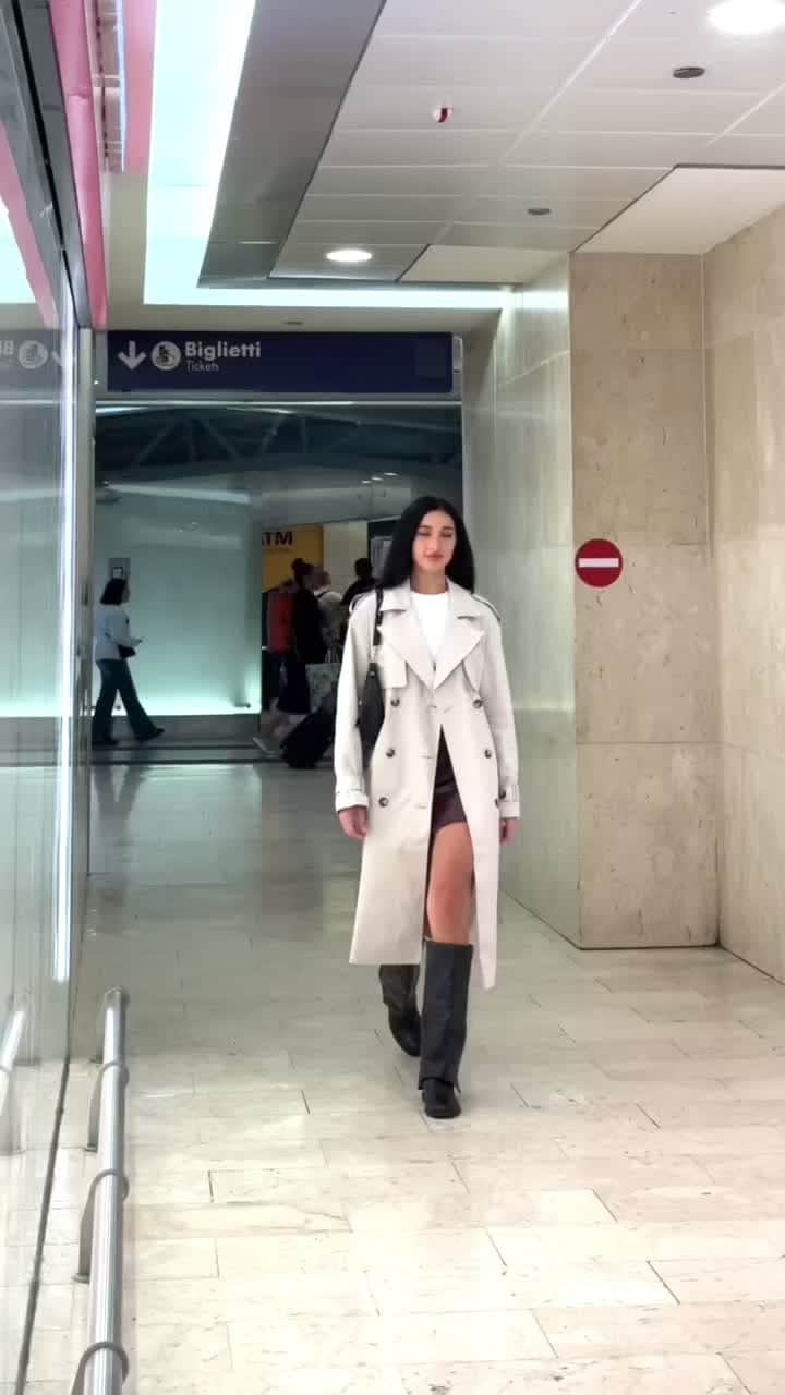TALLY WEiJLのインスタグラム：「BRB - we have places to be and compliments to receive 💅⁠ Trench coat szn is in full swing. Get yours before they're gone 🔎647955」