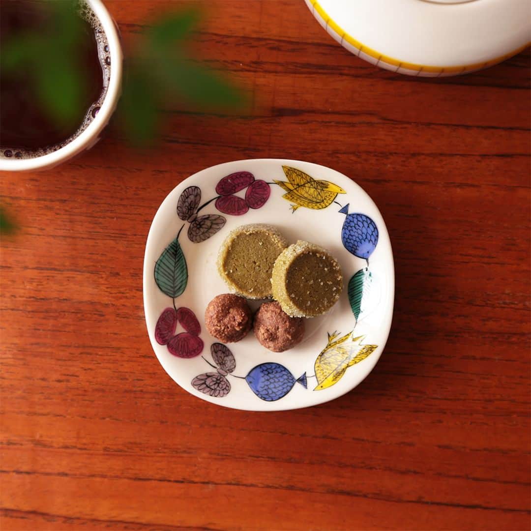 のインスタグラム：「食卓が華やかに♪ 見ているだけで気持ちが高まるプレート   －－－－－－－－－  まわりに描かれた色鮮やかな 小鳥、花、魚、葉っぱ、蝶たちが印象的な POTPURRIのプレート。  プレートの絵柄が 料理を引き立ててくれるので サッと盛りつけるだけでサマになります🍽✨  小鳥たちが美味しい料理に盛り上がって 行進しているようで、微笑ましいですよね☺ 食卓が一気に楽しくなりそうです💕  小皿としておかずを盛りつけたり、 ティータイムにおやつをのせたり。 ティーカップソーサーとしても使えます☕  使うたびにワクワクした気分になれるので お気に入りの一枚になりそう♪  大切な方へのギフトにもおすすめです🎁  －－－－－－－－－  POTPURRI｜Cirkus PLATES プレートS https://mall.kinarino.jp/item-95596  －－－－－－－－－  ▶画像をタップすると詳細情報をご覧いただけます。  ▶プロフィールの「インスタ掲載」ボタンから、ご紹介 商品をまとめてご覧いただけます。→@kinarino_official  ▶キナリノアプリでも販売中！ 「お買いもの」→「インスタグラム掲載アイテム」 　 ※ダウンロードはプロフィールリンクから→ @kinarino_official  #キナリノモール #キナリノ #丁寧な暮らし #暮らし #プレート #お皿 #小皿 #ソーサー #ティータイム #おうちカフェ #お家カフェ #キッチン #食卓 #おうち時間 #ギフト #プレゼント #POTPURRI #plate #teatime #coffee #table #instagood #kitchen #gift #simple」