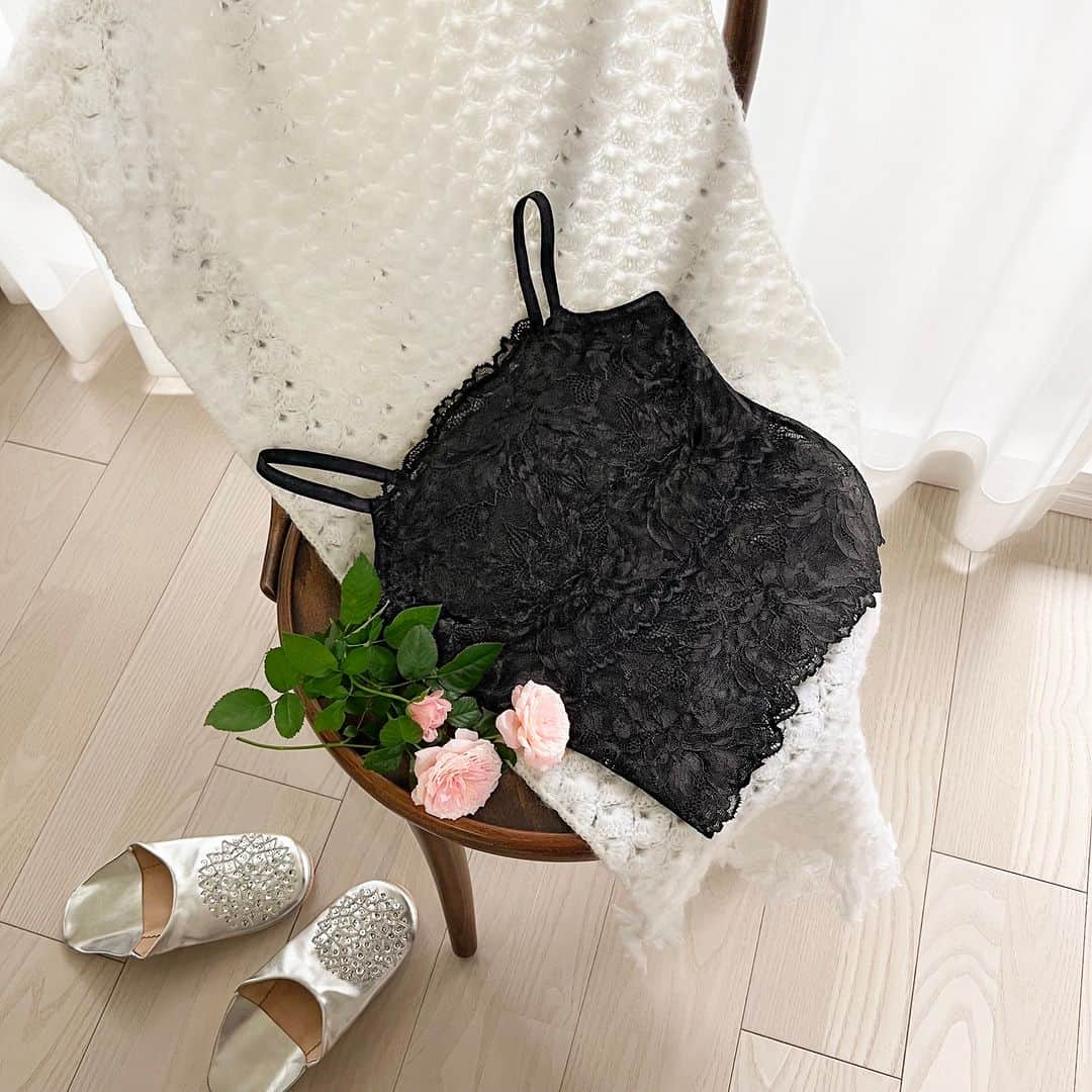 BradelisNewYork/ブラデリスニューヨークさんのインスタグラム写真 - (BradelisNewYork/ブラデリスニューヨークInstagram)「. BRADELIS Comfort Lacy Cropped  Bracami New Arrival.+  クロップド丈のレーシィブラキャミが2023/11/15（水）に登場°˖✧ ノンワイヤーなのでもちろん楽な着心地です♪  カップ内側の『トランポリンパネル』が左右からバストを中心に寄せて 斜め下からプッシュアップすることでバストを立体的にメイク♡ またカップ脇にある『カップ脇伸縮パネル』のパワーネットの伸縮性によって脇のはみ肉までもサポート！  ボディに馴染むオリジナル開発の高伸度のストレッチレースを バックにまでたっぷりと使用したゴージャスなデザイン♡ クロップド丈でアウターとの相性も◎  ぜひチェックしてくださいね♪  ◇コンフォートレーシィクロップドブラキャミ　￥5,940(税込) 〈サイズ：S・M・L・LL〉  【カラー：アイボリー・ブラック・カフェオレ・カーキグレー】 ・ ・ ・ #ブラデリスニューヨーク #ブラデリス #bradelisnewyork #bradelis #補整 #補整下着 #補整ノンワイヤー #補整ブラキャミ #補正 #補正下着 #補正ノンワイヤー #補正ブラキャミ #ノンワイヤー #ブラキャミ #ボディメイク #美ボディ #美バスト #バストケア」11月6日 20時00分 - bradelisnewyork_official