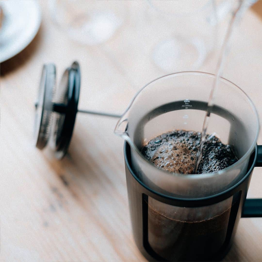 HARIOさんのインスタグラム写真 - (HARIOInstagram)「ㅤㅤㅤㅤㅤㅤㅤㅤㅤㅤㅤㅤ _______________________________________  みなさんはどんな器具でコーヒーを愉しんでいますか。  プレス式コーヒーメーカーは コーヒーの旨味成分である コーヒーオイルも抽出できるので コーヒー豆の個性を愉しめます。  ハンドルをギュッと押す瞬間もまた 他の器具とは違った満足感が味わえます。  美味しく淹れるポイントは 器具を温めること。  ぜひお試しください。  『 カフェプレス・U 』 ▶詳細はプロフィールリンクから _______________________________________ #ハリオのある暮らし #hario #ハリオ ㅤㅤㅤㅤㅤㅤㅤ #プレス式コーヒー #プレス #コーヒー #ホットコーヒー #珈琲 #珈琲時間 #コーヒーブレイク #コーヒー好き #おうちカフェ #ペーパーレスドリッパー #シンプルライフ #シンプルデザイン #暮らしを楽しむ #私の美味しい時間 #暮らしの道具 #icedcoffee #100thanniversary #coffee #coffeetime #coffeelover #耐熱ガラスHARIOglass®」11月6日 20時00分 - hario_official