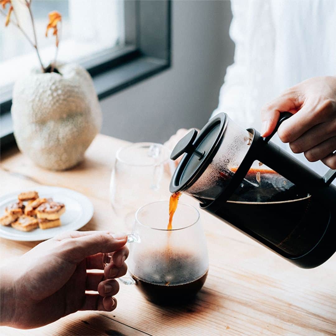 HARIOのインスタグラム：「ㅤㅤㅤㅤㅤㅤㅤㅤㅤㅤㅤㅤ _______________________________________  みなさんはどんな器具でコーヒーを愉しんでいますか。  プレス式コーヒーメーカーは コーヒーの旨味成分である コーヒーオイルも抽出できるので コーヒー豆の個性を愉しめます。  ハンドルをギュッと押す瞬間もまた 他の器具とは違った満足感が味わえます。  美味しく淹れるポイントは 器具を温めること。  ぜひお試しください。  『 カフェプレス・U 』 ▶詳細はプロフィールリンクから _______________________________________ #ハリオのある暮らし #hario #ハリオ ㅤㅤㅤㅤㅤㅤㅤ #プレス式コーヒー #プレス #コーヒー #ホットコーヒー #珈琲 #珈琲時間 #コーヒーブレイク #コーヒー好き #おうちカフェ #ペーパーレスドリッパー #シンプルライフ #シンプルデザイン #暮らしを楽しむ #私の美味しい時間 #暮らしの道具 #icedcoffee #100thanniversary #coffee #coffeetime #coffeelover #耐熱ガラスHARIOglass®」