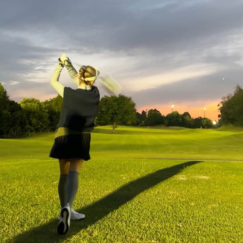 加護亜依のインスタグラム：「先日のナイターゴルフ⛳️ あぁ...右に行きましたし3個もボール失くしました。ぴえん。でも楽しいからいっか🥹‼️」