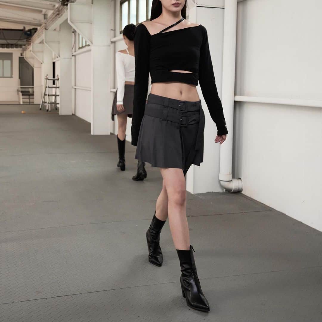 pipilottieのインスタグラム：「【11.10 PM8 NEW】　"double belt pleats mini skirt" color gray.beige ¥8,500 ⁡ ANDWANG定番アイテムのプリーツスカートから、大人女性に着こなせるニュアンスカラーが登場♡ 落ち着いたトーンで、秋冬にぴったりです。 ⁡ 中国では、引き続きスクールライクなアイテムがトレンド。 ダブルベルト、大きめのプリーツなど大人めなデザインに落とし込むことで、よりデイリー使いしやすくなっています✨ ⁡ ⁡ ⁡ ⁡  2023 AUTUMN WINTER 3RD COLLECTION ON ANDWANG.SHOP ⁡ schedule 11.10 PM8 new1 3items 11.17 PM8 new2  2items 11.24 PM8 new3 2items COMING SOON ⁡ ⁡ ⁡ #andwang ⁡ ⁡ ⁡」