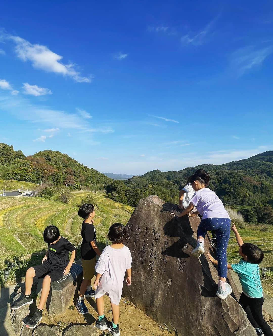 生尾佳子のインスタグラム：「#大山千枚田 収穫祭でした😊 都会っ子だけど すっかり自然ともお友達とも仲良しに👍🏻 擦り傷なんて気にせず走り回り 渋柿を力合わせて取ってかじって苦々🤣 毒蛇にあんな生き物こんな生き物 色々経験出来てよかった良かった🌾🌾🌾」