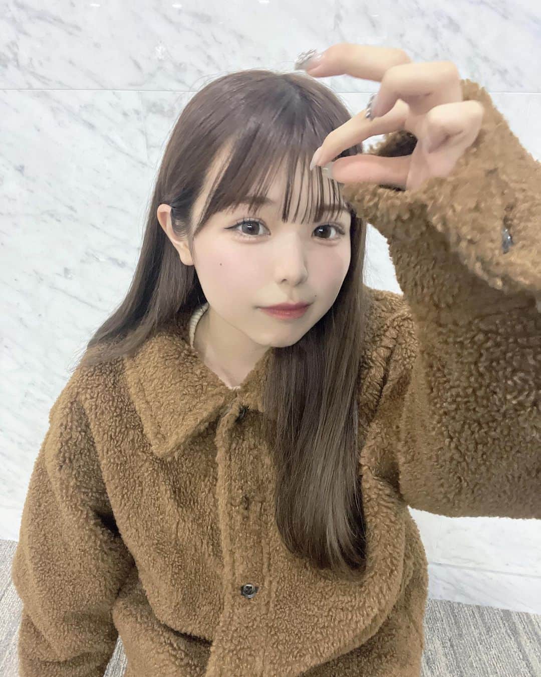 りょーかのインスタグラム：「・ ・ 秋ですねーーー🍂🧸 シャッター中に前髪直すわたし☺︎」