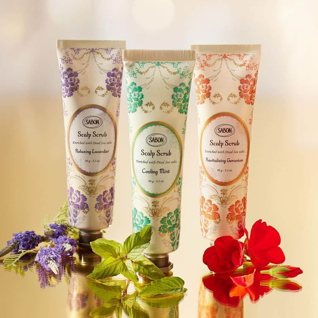 SABON Japanのインスタグラム：「【ヘッドスクラブのスペシャルキットが登場中🛀】  頭皮ケアこそ、その人本来のいきいきとした美しい髪への第一歩。  多くの現代人が持つ、頭皮悩みに優れた効果をもたらす オーガニックエッセンシャルオイルを配合した3種のラインナップ✨  初めての方でも使いやすいチューブタイプが ３種それぞれ頭皮タイプに合わせて香りを選ぶ トリオキットやデゥオが発売中🛀 お出かけや旅行先でもいつでも こころゆくまでお楽しみいただけます。  ベタつきやにおいが気になる頭皮には、 オーガニックミント*2を配合した、リフレッシング、 乾燥が気になる頭皮には、 オーガニックラベンダー*3を配合した、リラクシング、 髪のハリやコシ、うねりが気になる頭皮には、 オーガニックゼラニウム*4を配合した、 リプレニッシングがおすすめ💐  *1海塩（洗浄補助・整肌） *2セイヨウハッカ油（保湿・着香） *3ラベンダー油、ラバンデュラハイブリダ油（保湿・着香）*4ニオイテンジクアオイ油（保湿・着香）  #sabon#haircare#headscrub#サボン#ヘアケア#ヘッドスクラブ #sabonヘッドスクラブ#sabon頭皮ケア #スクラブ#ダメージケア#スカルプケア #ミント#ラベンダー#ゼラニウム#髪#ツヤ髪#艶髪#美髪#スカルプケア #頭皮ケア#スペシャルケア＃スペシャルキット#至福の時間#新しい香り#ベタつき#乾燥#エイジング」