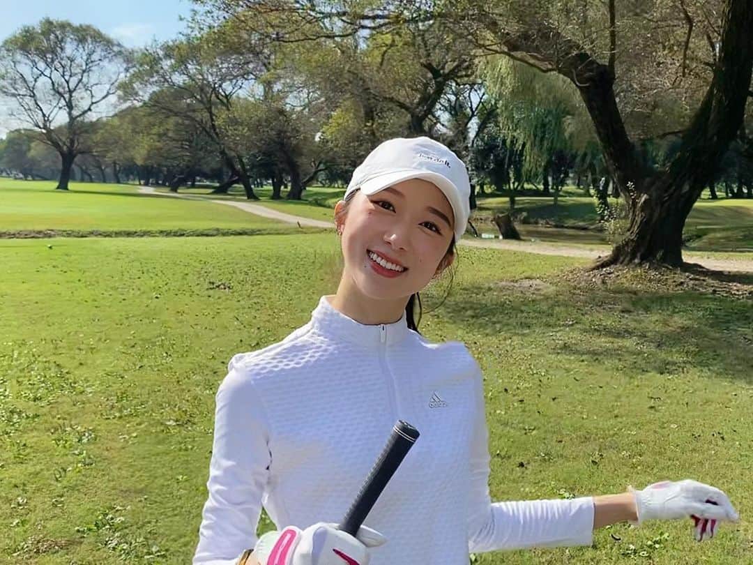 丹羽咲絵のインスタグラム：「. ゴルフさいこう！！ しぜんさいっこー！！！！  ってことで、 ゴルフと自然と美味しい空気で  トリプルパンチのご満悦ショット◎  これだけ酒好きを豪語してるのに、  ラウンド時は飲んだことなし⛳️  (ラウンドテンション異常過ぎて無意味に走り回る為、 酒摂取時の乳酸やばすぎる。笑)  ラウンドに転がってる 鹿のう◯ちはとても苦手です。  #golf #ゴルフウェア」