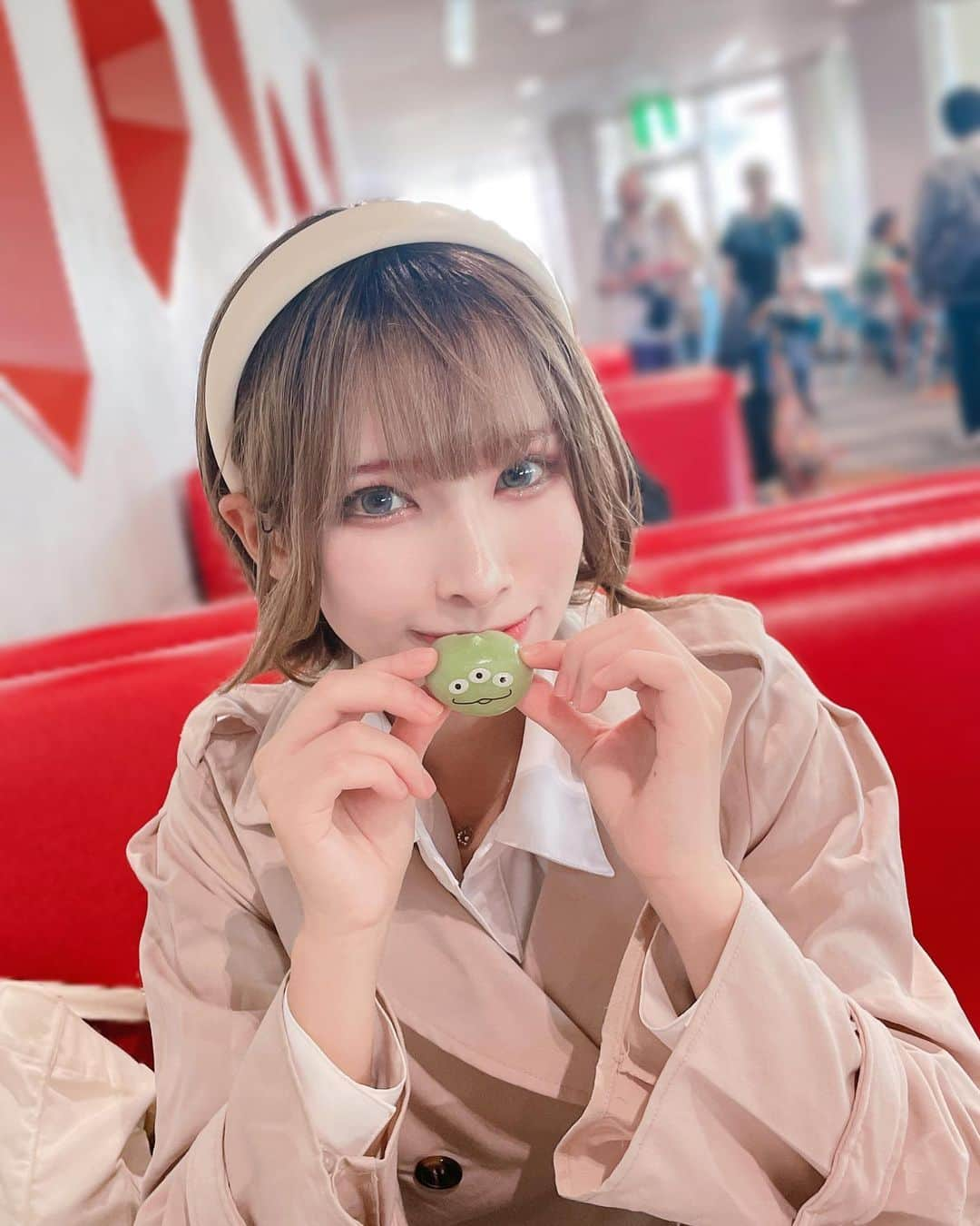 橋本麗愛のインスタグラム：「リドルのコスプレメイクしたままなので、激しくつり目   #dハロ仮装  #dハロ  #dハロ仮装2023  #ツイステッドワンダーランド  #ツイステッドワンダーランドコスプレ  #ツイステ  #ツイステコスプレ  #リドルコスプレ  #リドルローズハート  #コスプレ  #コスプレ女子  #コスプレイヤー  #男装  #男装女子  #ディズニーランド」