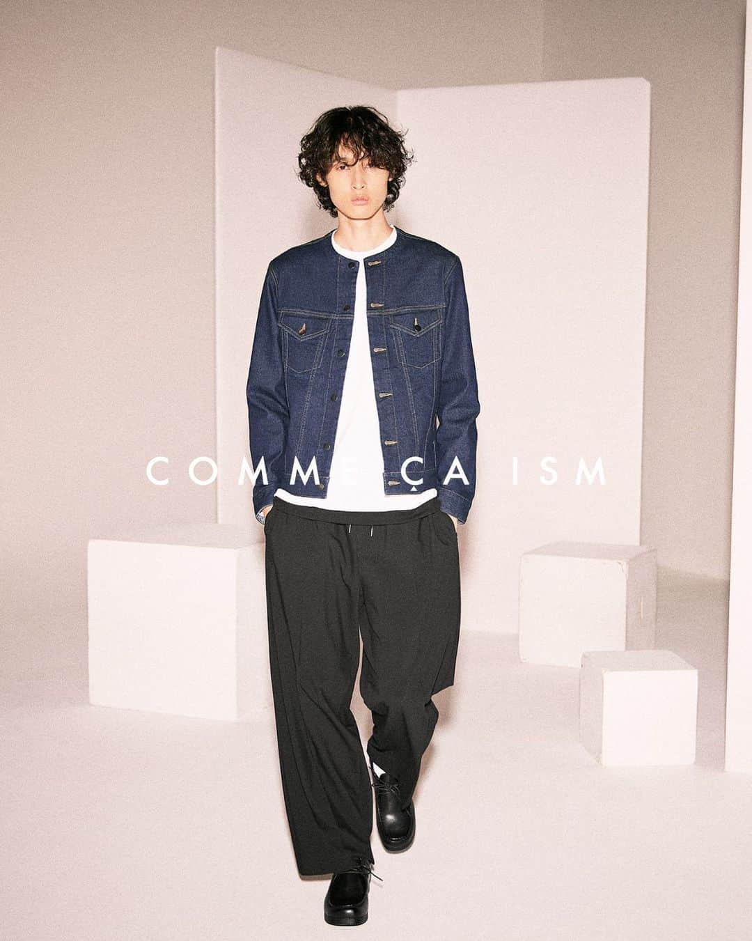 COMME CA ISMさんのインスタグラム写真 - (COMME CA ISMInstagram)「… ノーカラーデニムブルゾン 品番:47-22BE06 (9,800円)  衿元がスッキリ見えるノーカラーデザイン 様々なインナーと合わせやすいアイテムです 綿素材をベースにリサイクルポリエステルを使用 9,8オンスのしっかりした肉感がありつつも レーヨン混でしなやかな風合いに仕上げました コンパクトな今年らしいデザイン ワイドパンツとの相性も◎  #commecaism #コムサイズム #ファッション #ファッションコーデ #メンズファッション #秋コーデ #秋コーデメンズ #冬コーデ #冬コーデメンズ #デニムブルゾン #デニムジャケット #ノーカラーデニムジャケット   @commecaism_official」11月6日 20時05分 - commecaism_official