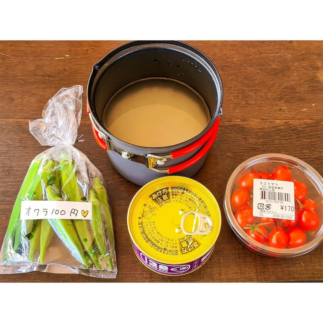 Coleman Japanさんのインスタグラム写真 - (Coleman JapanInstagram)「【アドバイザリースタッフ "ソロキャンプ飯" 🍳】  こんにちは！コールマンアドバイザリーショップ くずはモール店 のかわさきです。いま、コールマンではソロキャンプ飯コンテストを開催しています♫  今回は元海外放浪女子の私がおすすめする、アジアンテイストの炊き込みご飯をご紹介します😋  ＜レシピ＞ パッカウェイソロクッカーセットで作る「簡単東南アジア風炊き込みご飯🍚」  材料： トムヤムクンサバ缶 オクラ トマト 米一合  作り方： ① 米をとぐ。 ② クッカーに①で洗った米、サバ缶の中身を丸ごと、オクラの順で投入。サバ缶の汁と併せて一合分になるよう水を足す。 ③ 蓋をし、バーナーで炊く。 ④ 炊きあがり前にミニトマトを投入し、3分ほど加熱。  出来上がったら混ぜ混ぜしましょう☝️お好みでパクチーなど盛り付ければより東南アジア感UP⤴⤴  📷👨‍🍳： コールマン アドバイザリー くずはモール店 スタッフ かわさき @coleman_advisoryshop  *****************************************  ＼あなたのレシピ大募集！／  コールマン "ソロキャンプ飯" コンテストに応募しよう。入賞者の方には「コールマンの焚き火ギア＆ランチボックス」プレゼント。さらに、採用レシピはコールマン公式サイトやSNSでご紹介します🎁  ＜応募方法＞ ✔️ コールマン公式Instagramをフォロー ✔️ コールマンギアを使って考案したレシピの写真や動画を撮る ✔️ 指定ハッシュタグをつけてレシピを投稿  #私のコールマンレシピ #チームソロキャンプ飯  応募期間：2023/8/21〜11/30  ※入賞者はDMでお知らせします ※非公開設定の方は対象外となります  ▶︎キャンペーンページ https://www.coleman.co.jp/special/recipecampaign/  *****************************************  ・  #灯そうColeman #灯そうコールマン #灯そう #Coleman #コールマン #Camp #キャンプ #Outdoor #アウトドア #ダブルパンクッカー #アウトドア料理 #アウトドア飯 #キャンプ飯 #キャンプご飯 #キャンプ料理 #キャンプごはん #アウトドアレシピ #キャンプレシピ #ソロキャンプ飯 #私のコールマン #コールマンアドバイザリーショップ #コールマンアドバイザリーズ」11月6日 20時06分 - coleman_japan