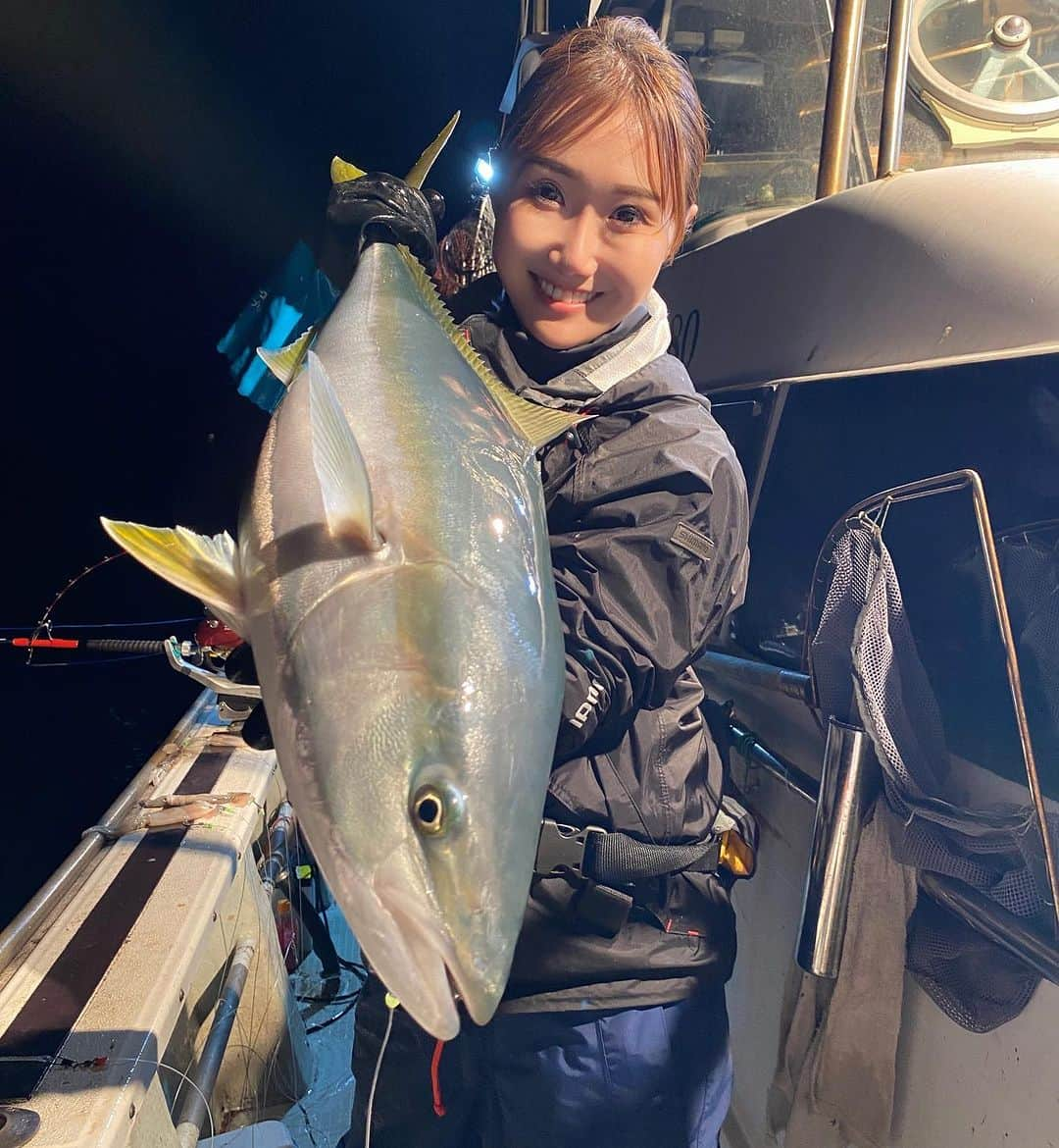 谷田圭（たにけい）のインスタグラム：「・ ・ ・ ・ ・ 初の夜の電気釣り ワラサ〜鰤が11本で無事大漁 🌈🌈🌈🌈🌈🌈🌈🌈🌈🌈🌈🌈🌈 とにかく身がパンパン🐖 まんまるの鰤祭り‼️ 11本も釣れるなんて幸せすぎる❤️‍🔥  釣る事と血抜きに必死すぎて 半袖で行けばよかったと 思うぐらい汗だく😂🔥‼️‼️‼️‼️‼️  即〆の鰤は 漁師飯番屋さんの鰤丼になるようです✨✨ 新鮮でまんまるの鰤丼食べたい🤤💞  @ryoshimeshi.banya   これぞ漁師飯🔥🔥🔥🔥🔥🔥🔥  第五平成丸さんの皆さん、船長さん、本当に本当にありがとうございました。  #第五平成丸 #山形 #酒田 #電気釣り #夜釣り #鰤 #ワラサ #鰤釣り #trip #japan」