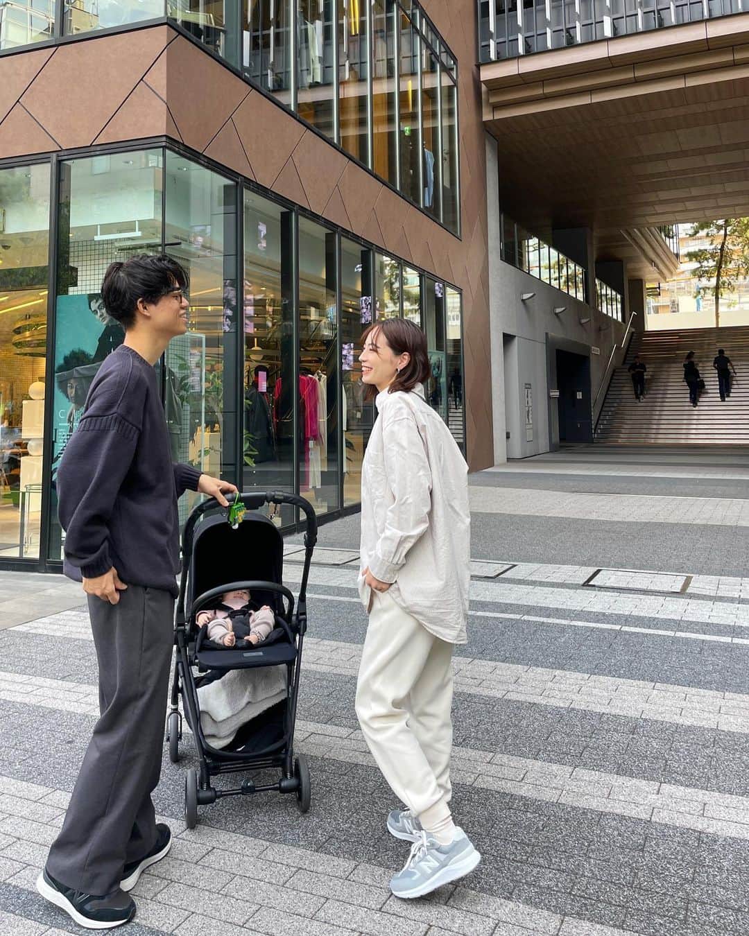 伊藤沙織のインスタグラム：「昨日は産後初の渋谷へ！🚃 以前は気にならなかったけど、どこの車両が乗りやすいかとか、どこにエレベーターがあるかとか電車内でグズっちゃうかな〜とかちょっとした緊張感👶🏻  そんな中、渋谷で行われていたFRESH FOAM PARKに家族で参加しました🫶  New BalanceのFRESH FOAMを試し履きしたら、めちゃくちゃ軽くて感激🥹❣️ クッション性もあって、長く履いてても疲れにくそう👟  最近、娘とお散歩するのが日課なのでこれなら快適にウォーキングできそうです👏 デザインも可愛いから普段履きとしてももちろん良き◎  会場ではオリジナルアイテムが当たるガチャポンを回したり、オリジナルドリンクをいただいたりして楽しいイベントでした🥰  【着用】 わたし▷WW880/GRAY(CG6) 夫▷MW880/BLACK(BK6)  #PR #フレッシュフォーム #FRESHFOAM #newbalannce #abcmart」