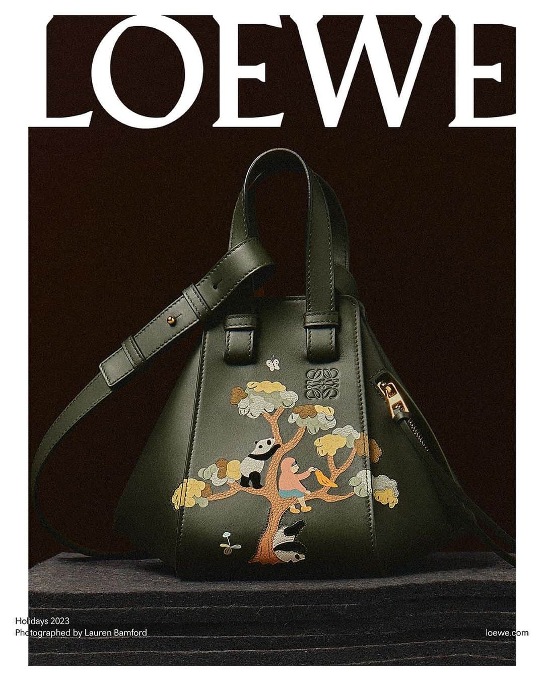 Loeweさんのインスタグラム写真 - (LoeweInstagram)「Introducing a festive collaboration with Kyoto-based ceramic studio Suna Fujita as part of the LOEWE Holidays collection, transporting their charming characters and imagined landscapes to bags, ready-to-wear, and accessories.   Launching 16 November in store and on loewe.com  LOEWE will donate part of the proceeds from every LOEWE x Suna Fujita purchase to Save the Children's Education in Emergencies programme, which works to guarantee safe learning environments for children in humanitarian crisis situations around the world.  #LOEWE #LOEWEgifts」11月6日 20時09分 - loewe