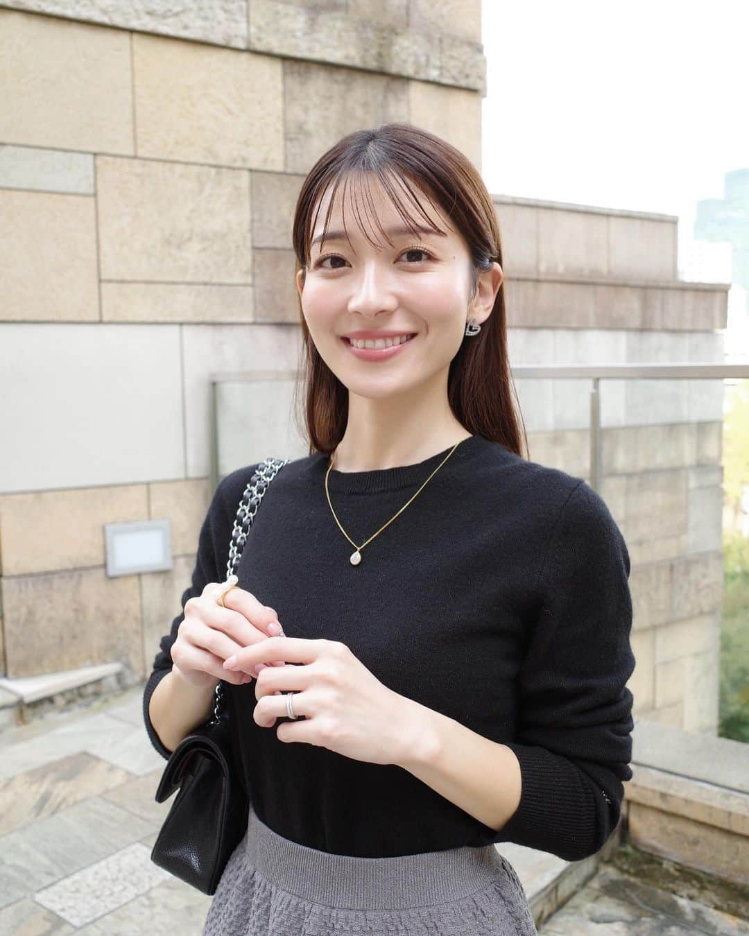 山本里菜のインスタグラム：「. 長袖にしたけど暑くて腕まくり😀、 今年は半袖で過ごせる11月ですね🍂  私服  #秋服 #いつから寒くなるなかな」