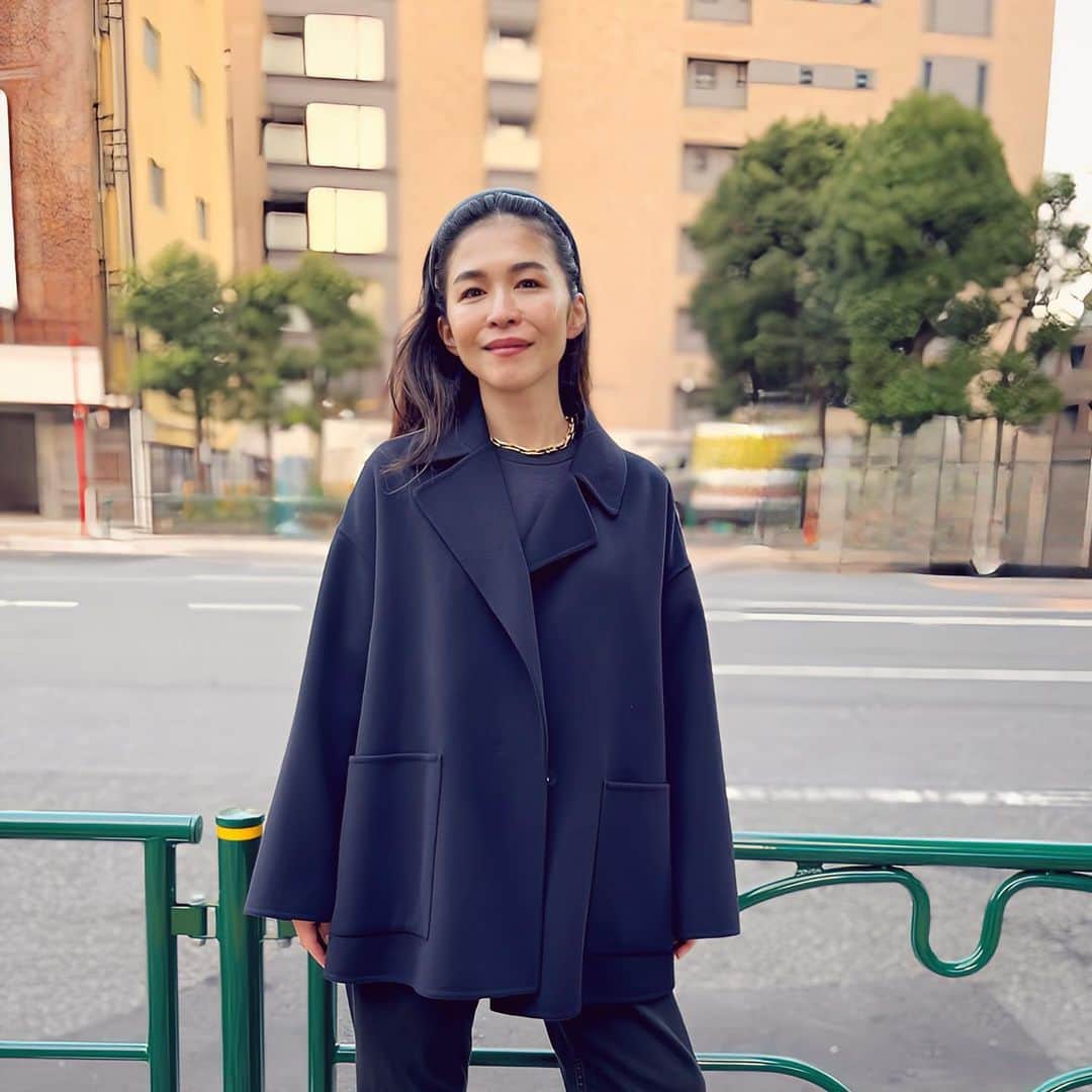辻直子のインスタグラム：「#navy#smokeblue#たまにはカチューシャ #色って大切🫶🏻不滅のネイビー #ショート丈のコートはボールジィ、リバーコートは昔から外せないもの♡ @tomorrowland_womens   #中に着てるニットはsmoke blueというカラー、深いグレーのようで微かにブルーも感じる何とも言えない色合いだから、合わせるブラックにもネイビー、グレーにも綺麗に色が沿ってしまうんです♡大好き @johnsmedleyknitwear.jp」