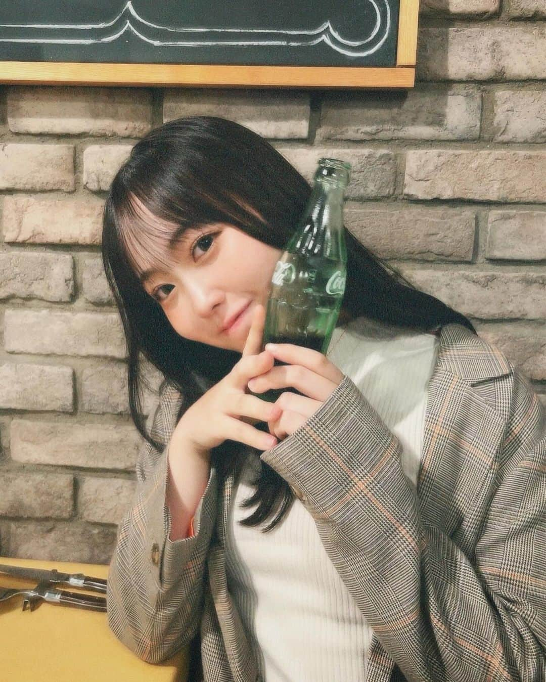 渡邊美華さんのインスタグラム写真 - (渡邊美華Instagram)「コーラ久々飲んだ〜🥤🤎 . . . . . . . . #ジャケットコーデ #ジャケット女子 #大学生の日常 #大学生の暮らし #コーラ #コーラで乾杯 #丸顔メイク #丸顔コーデ #丸顔女子 #童顔女子 #ゆるまき #ゆるまきヘア」11月6日 20時10分 - mika_watanabe1215