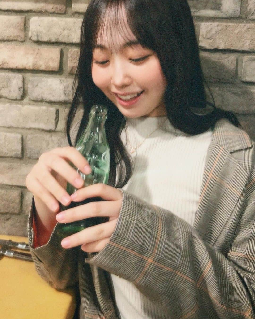 渡邊美華さんのインスタグラム写真 - (渡邊美華Instagram)「コーラ久々飲んだ〜🥤🤎 . . . . . . . . #ジャケットコーデ #ジャケット女子 #大学生の日常 #大学生の暮らし #コーラ #コーラで乾杯 #丸顔メイク #丸顔コーデ #丸顔女子 #童顔女子 #ゆるまき #ゆるまきヘア」11月6日 20時10分 - mika_watanabe1215