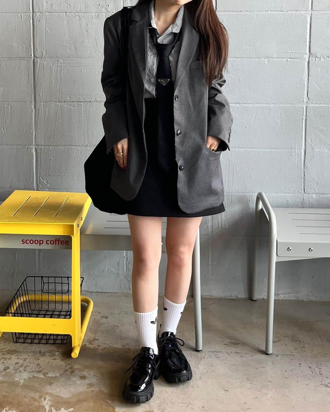 びすこさんのインスタグラム写真 - (びすこInstagram)「韓国の女の子風に🇰🇷♡  めちゃめちゃ久しぶりに新大久保に行ったので合わせて韓国ガールなコーデを. 高校生ぽくなりました👨🏻笑  このカフェ広いし可愛いしすごく良かった〜  お洋服、バッグ、靴は @visco.jp 新作ですっ🕺」11月6日 20時10分 - na56482n