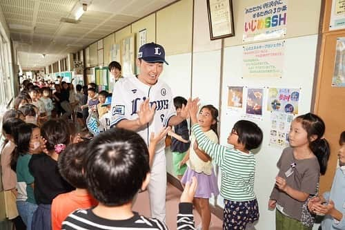 源田壮亮さんのインスタグラム写真 - (源田壮亮Instagram)「⁡ ⁡ 「所沢市立全小学校応援プロジェクト」の取り組みとして、僕が応援大使を務める所沢市立所沢小学校を訪問してきました☀️ ⁡ 講話では、「夢」をテーマにお話しさせて頂きました。 キラキラした目で真剣に話を聞いてくれました。 無限の可能性を持った子供たち。 今日の講話を聞いて、夢に向かってもっともっとチャレンジしていく子供が増えてくれると嬉しいです。 今後も野球のプレーはもちろんのこと、自分の経験を伝えることで夢や希望を与えられるような活動をしていきたいと思いました。 所沢小学校の皆さん、ありがとうございました！！ ⁡」11月6日 20時10分 - gendagenda6