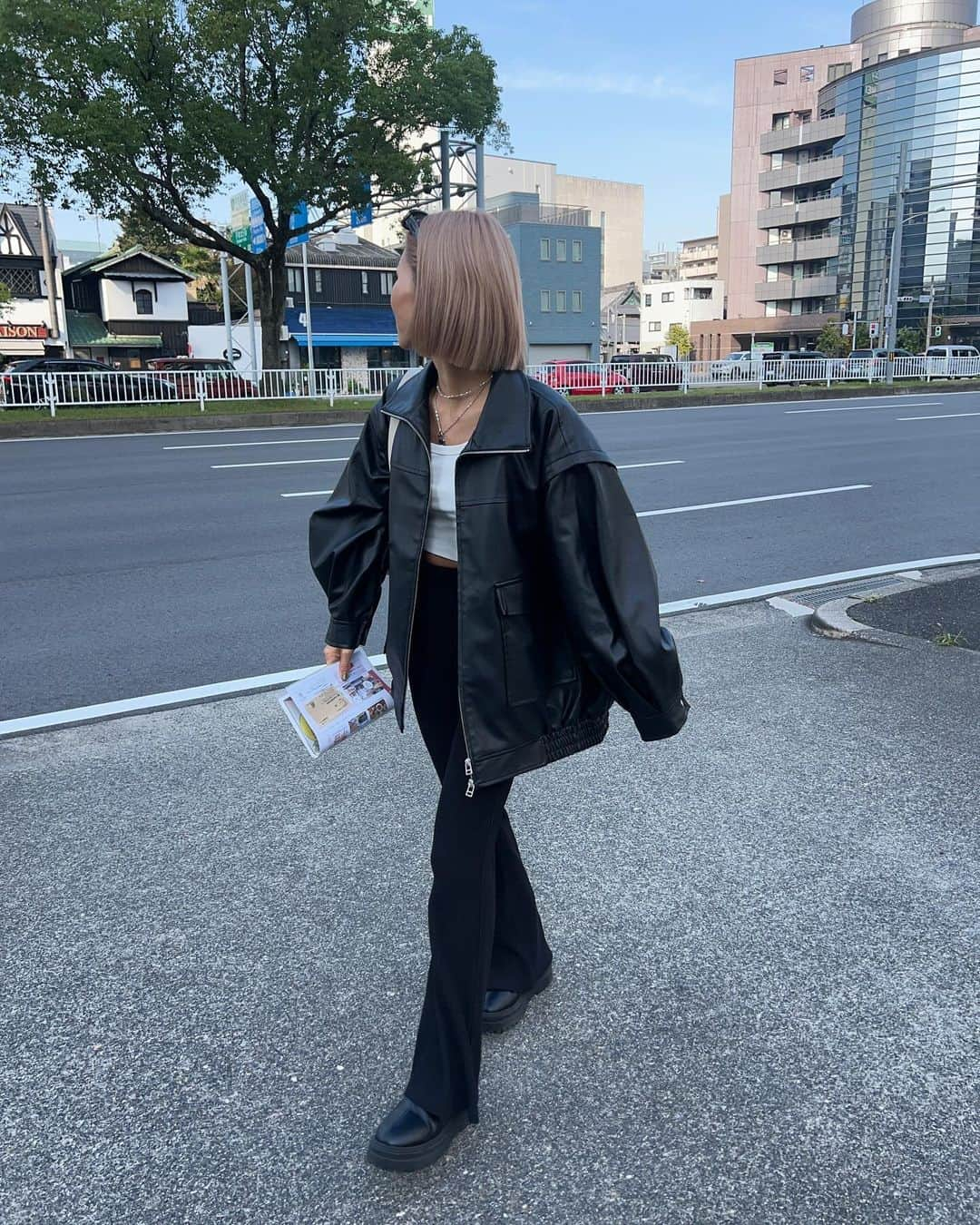 annaのインスタグラム：「.  11月なのに暑すぎて インナーサラシみたいな服だけど😂← めちゃ暑かった😇😇  大好きなオムライス食べれて 1時間15分並んだけど幸せでした🫶  jacket ⋆ @ciaopanictypy  tops/bag ⋆ @sheinofficial  pants ⋆ @__segur.__  shoes ⋆ @azulbymoussy_official   #冬コーデ#秋コーデ#カジュアルコーデ#大人カジュアルコーデ#オトナカジュアルコーデ#ゆるコーデ#158cmコーデ#骨格ナチュラルコーデ#きょこ#miviaroca#pr#30代ファッション#30代コーデ#フレアパンツコーデ」