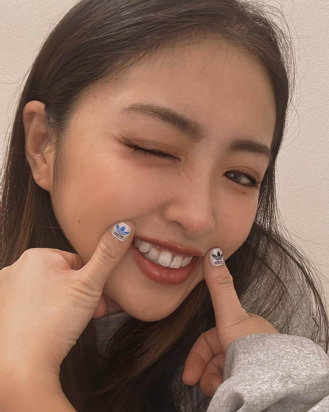 YU-Aのインスタグラム：「Newnails💅 @adidastokyo のネイルシール✨ スポーティーでとっても可愛い〜♡ そして貼るだけ簡単剥がれない😳！  adidasアプリや公式サイトから 応募が可能で、adiClubのポイント 交換プログラムでポイント応募で もらえるかもしれないので みんなチェックだよ☑️  #PR #adidas #adiClub #adidasネイル  #YUA #nails #💅」